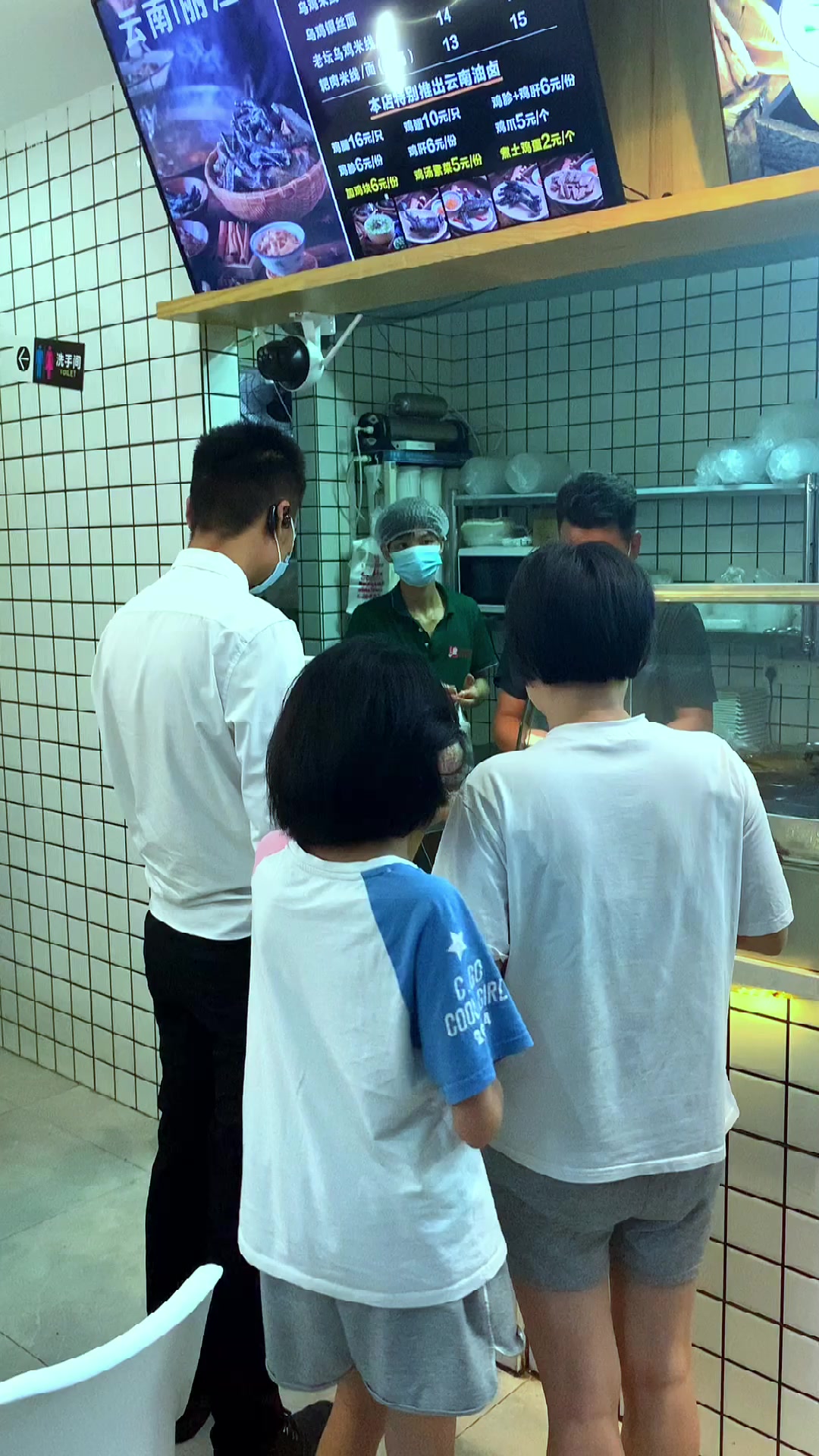 老灶婆乌鸡米线,生意火爆