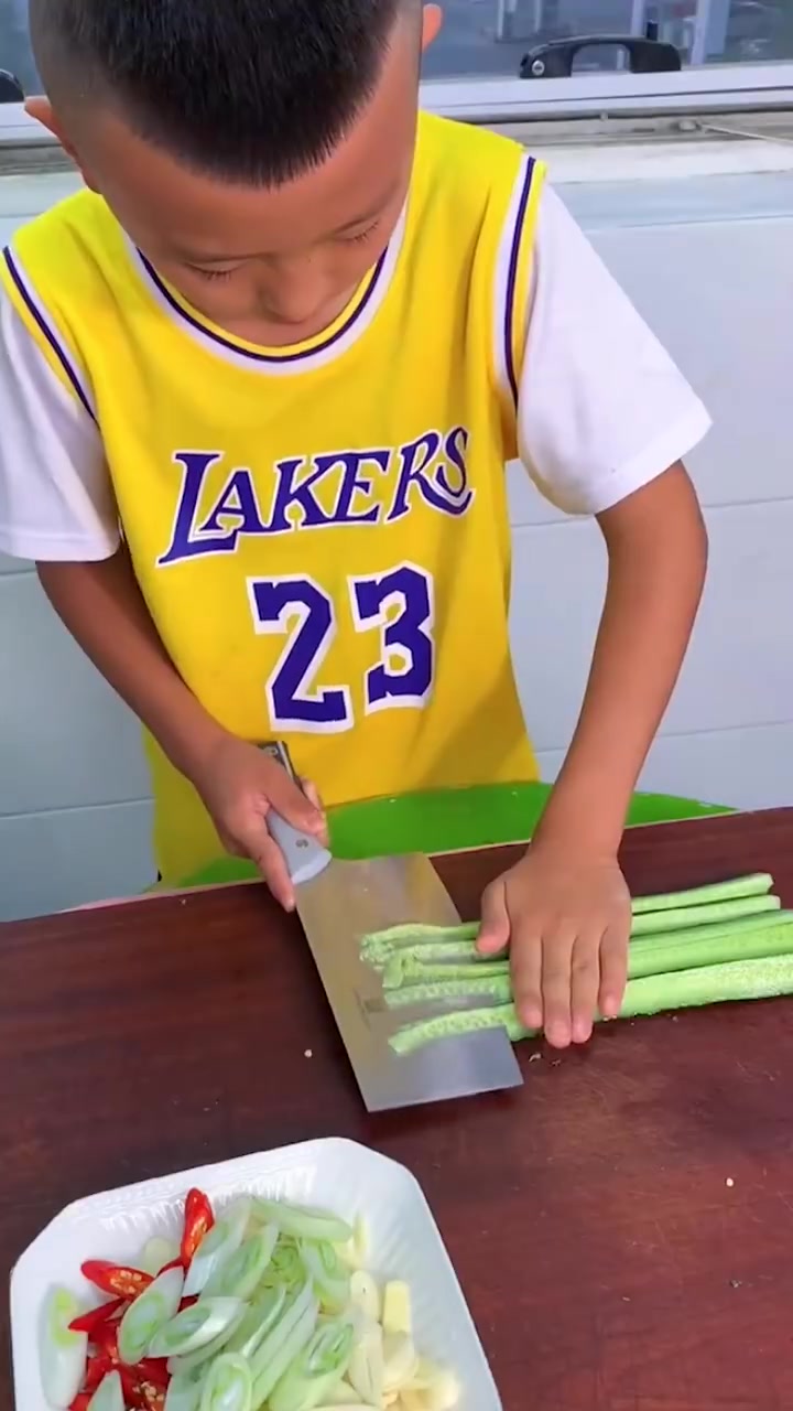 「小小年纪厨艺了得!做饭多少讲究点天分吧?」近日,一名小朋友做饭的视频在社交平台受到网友关
