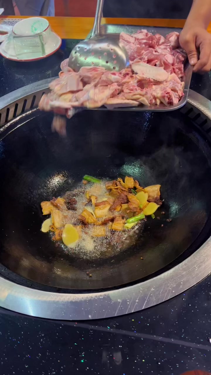 晚餐地锅柴鸡炖,6个人8斤肉,五花肉爆炒,香味扑面而来