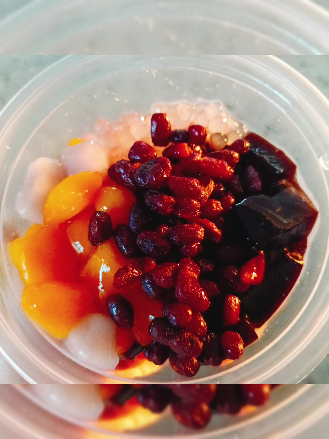 酷夏必须来一碗龟苓膏西米蜜豆芋圆椰浆甜品,和一款简单香肠面包