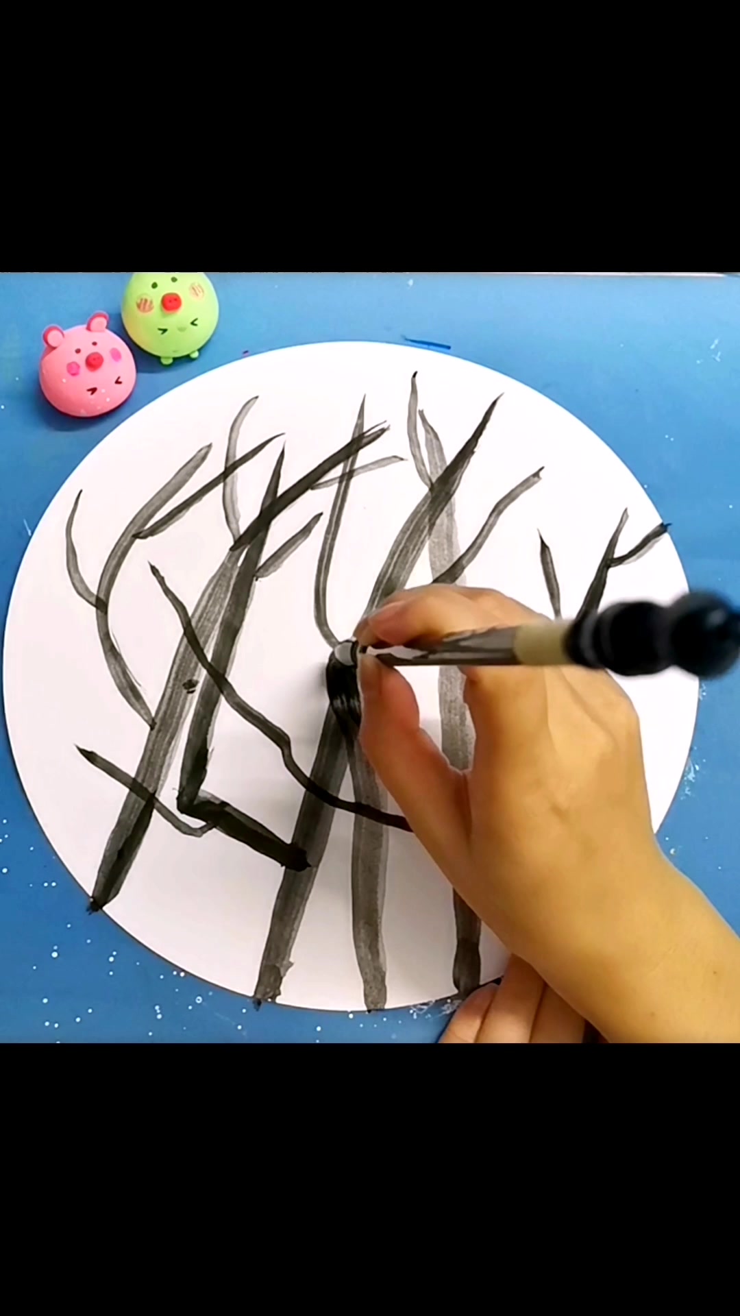 森林绘画:线条是枝干,点是树叶。