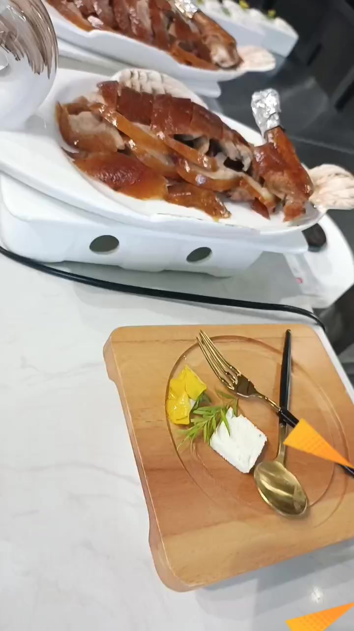 精致的摆盘让烤鸭更有一番味道