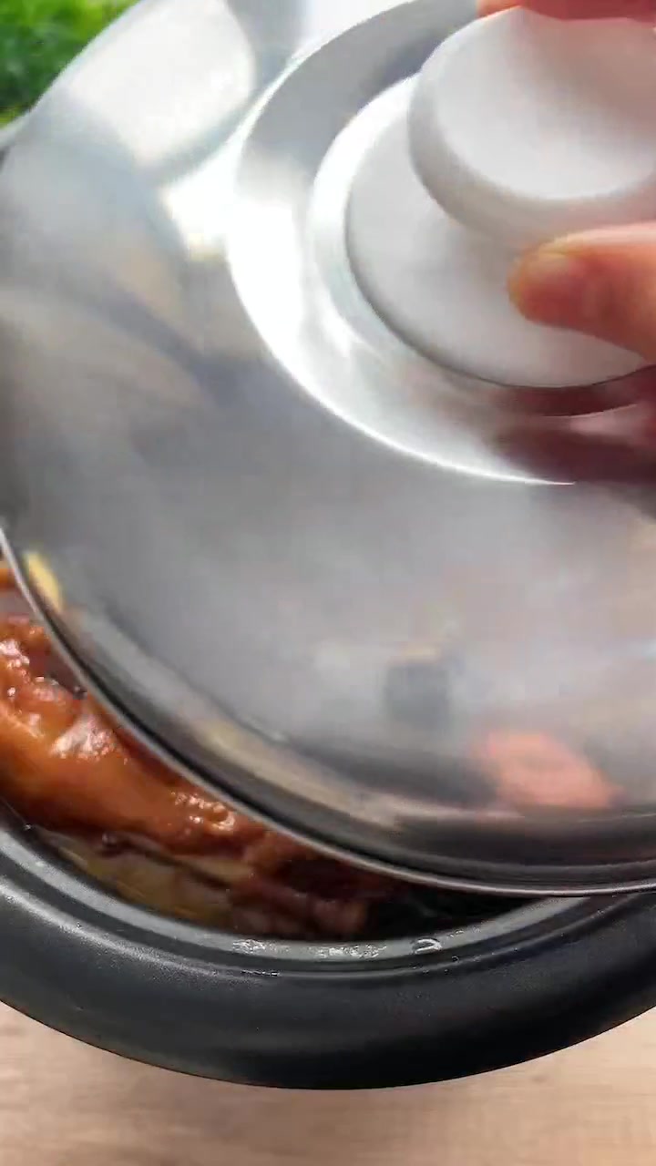 电饭煲焖鸡翅.鸡腿味道超级棒,小朋友们的最爱哦,来自小小厨哦