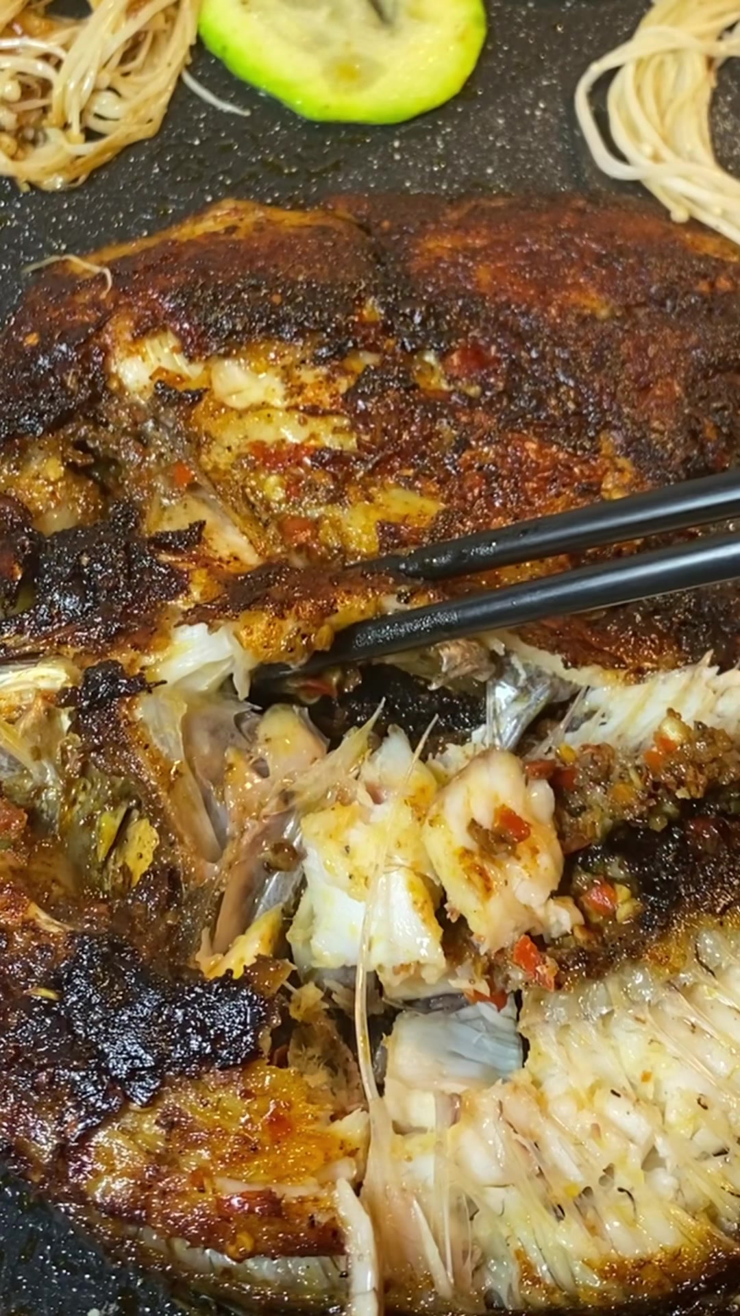 烧烤罗非鱼,傣味烤鱼味道好得很