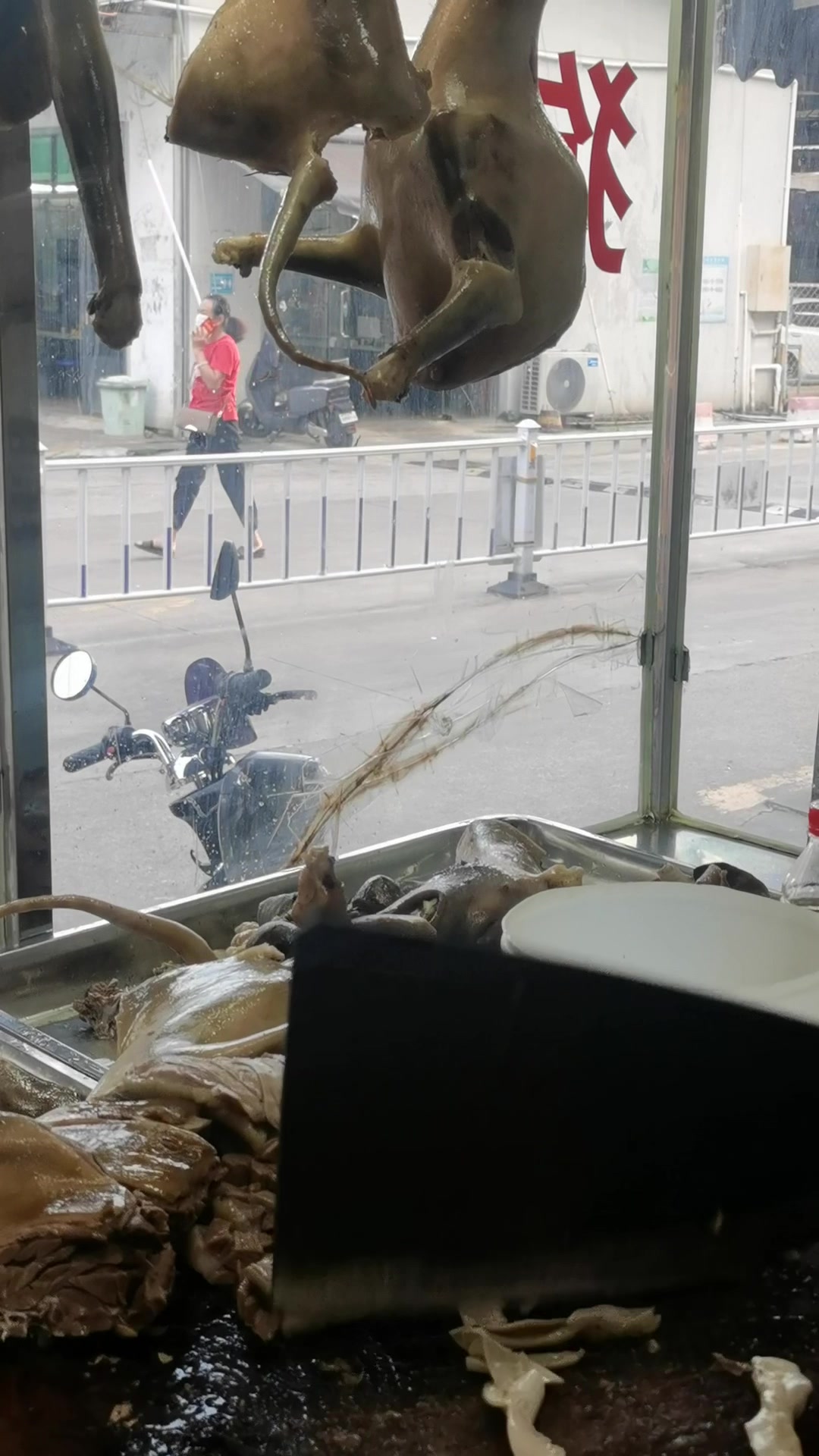 雷州人很喜欢吃狗,平时市场上卖狗肉的摊档比比皆是