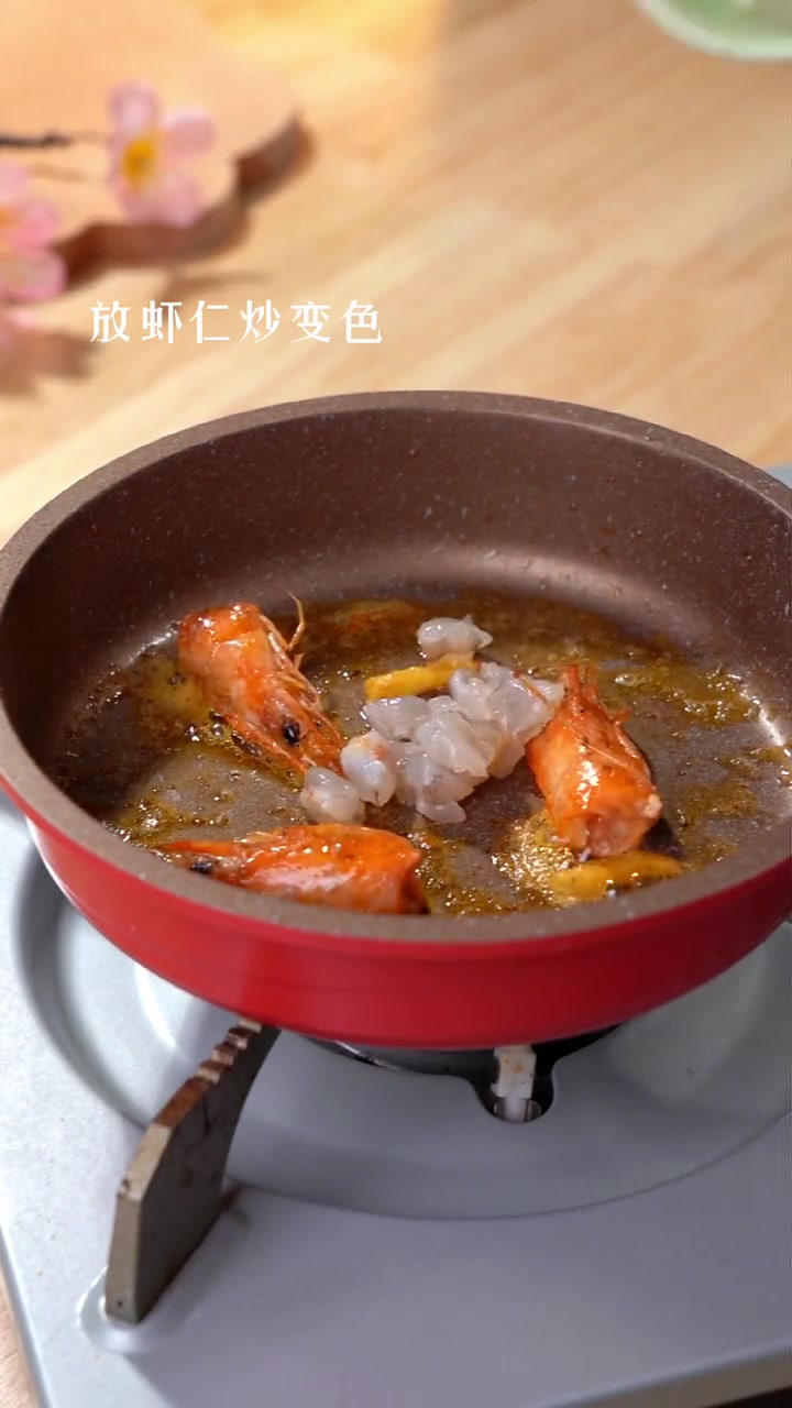 这是一道宝宝百分百不会拒绝的鲜虾面