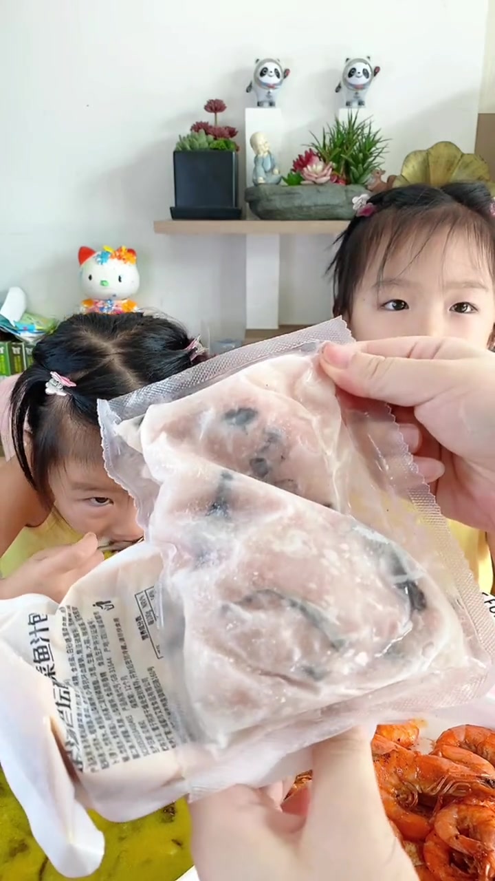 今天吃的是酸菜鱼和西红柿虾