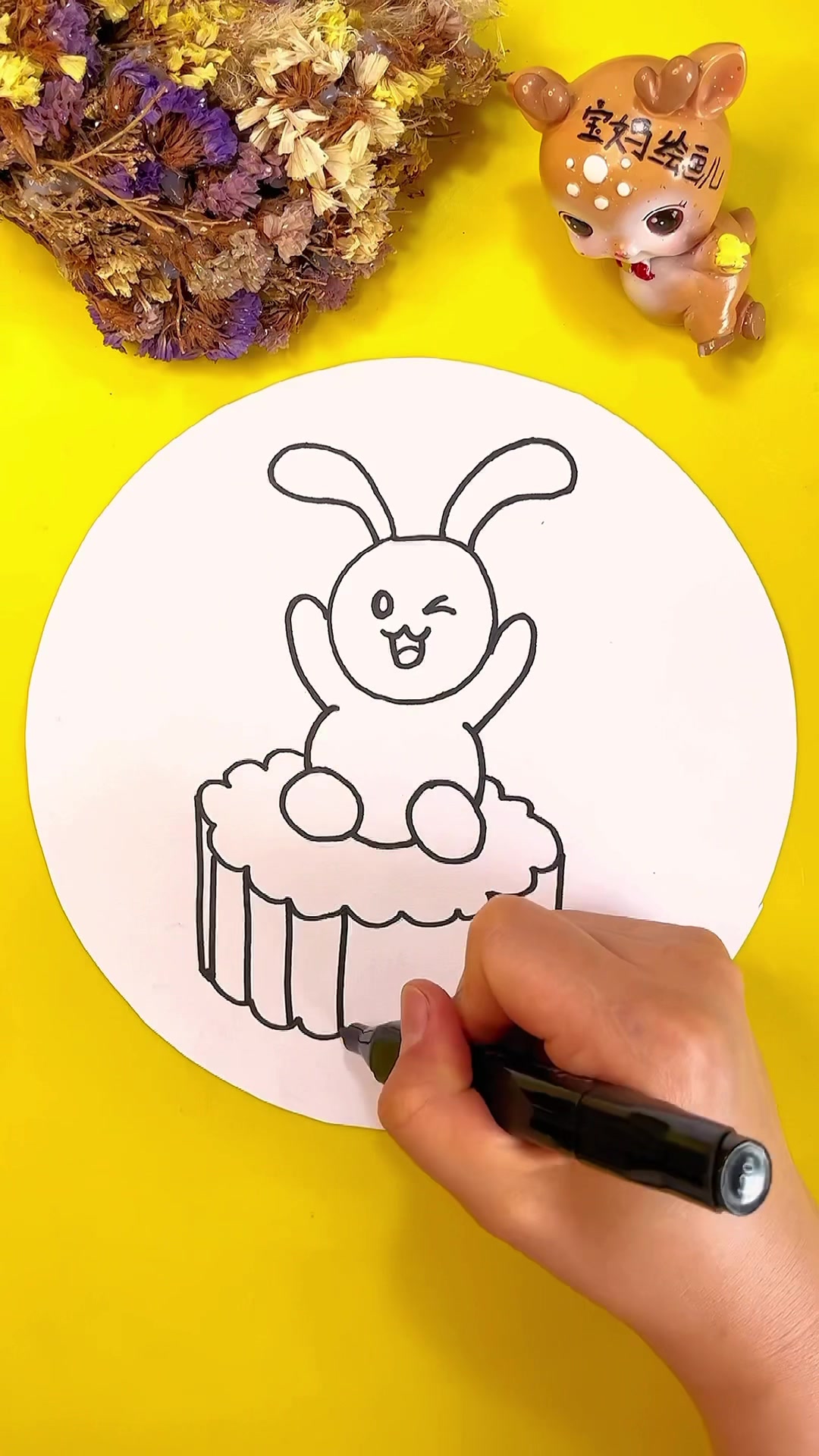 中秋节简笔画:小白兔吃月饼