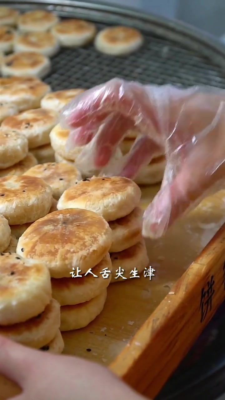 它用不起眼的红纸包装,却是潮汕地区流传百年的名小吃!皮酥馅香,甜而不腻,是潮汕工夫茶的神仙
