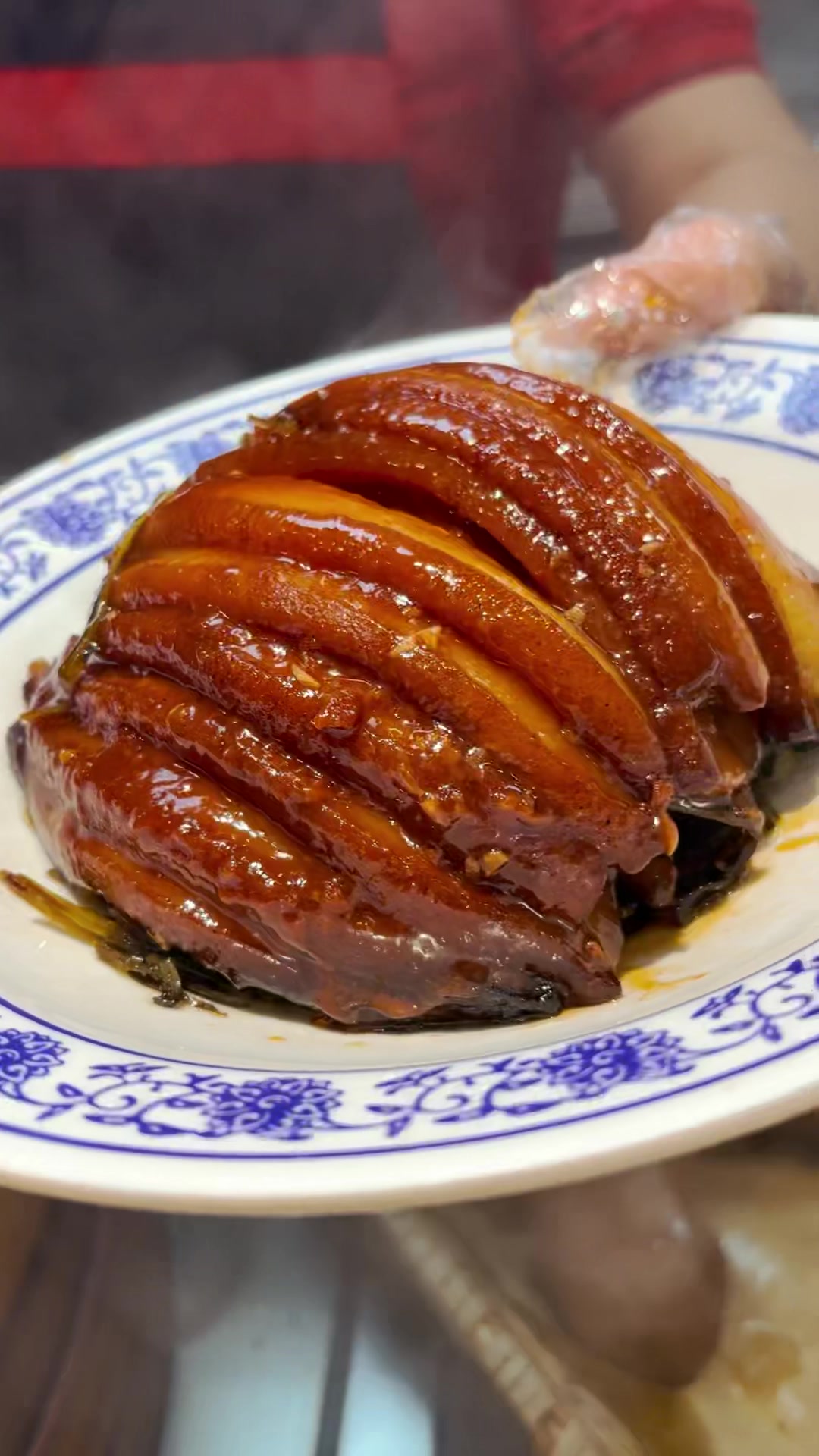 郑州东明路梅菜扣肉夹饼,肥而不腻,太香啦!郑州美食