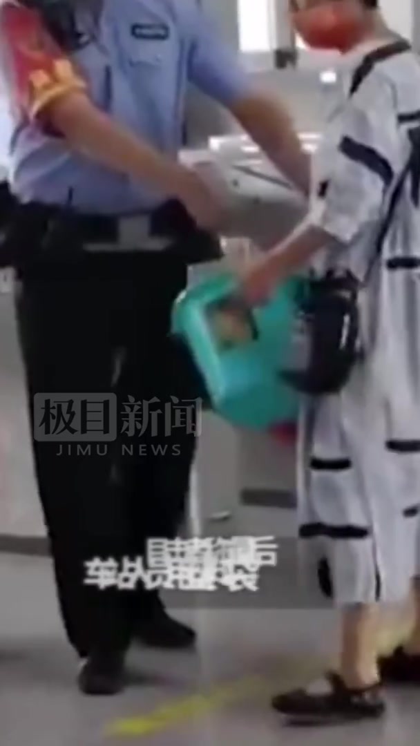 大妈带活鱼上高铁被拦当场将鱼摔死,车站:可密封带上车