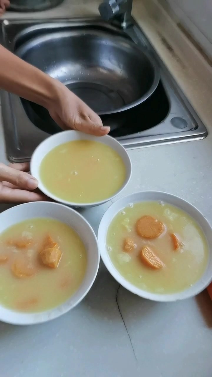 葱花胡萝卜鸡蛋饼红薯玉米粥