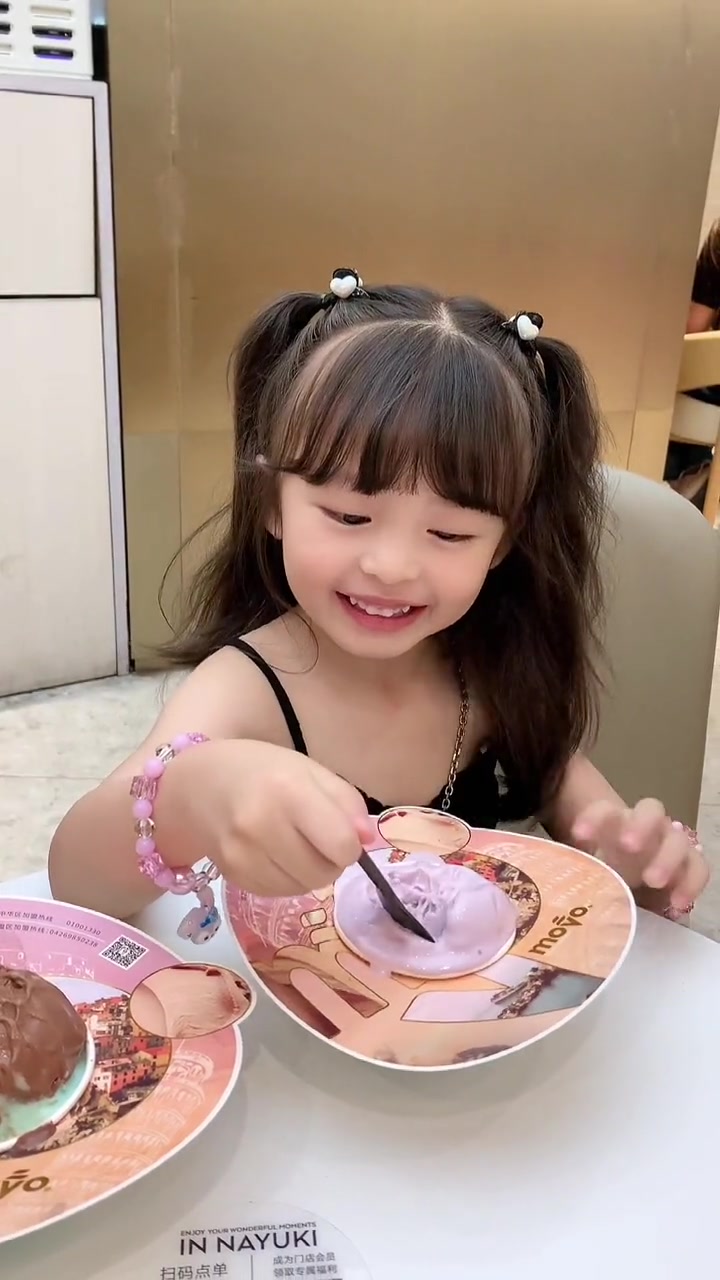 一起吃冰淇淋吧可爱的小吃货骗你生女儿