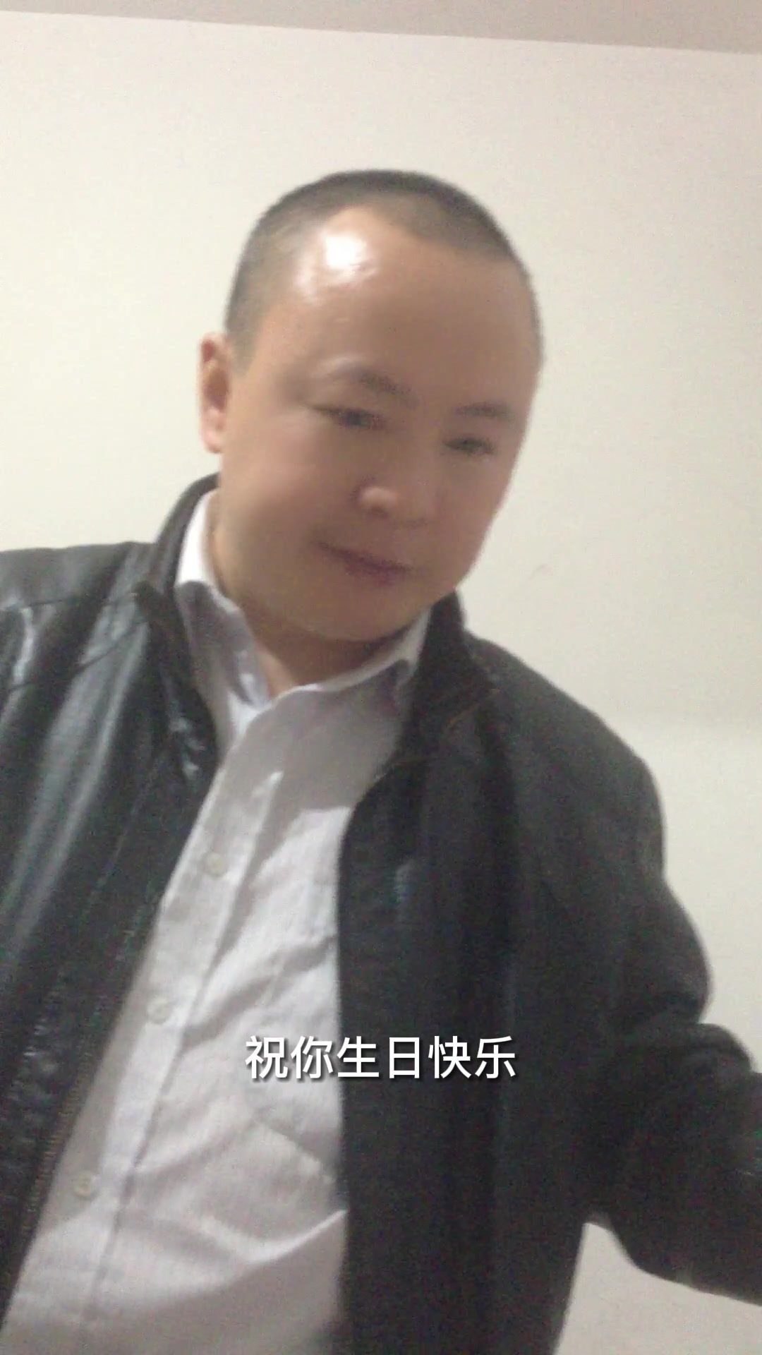 十岁小宝贝过生日吃蛋糕