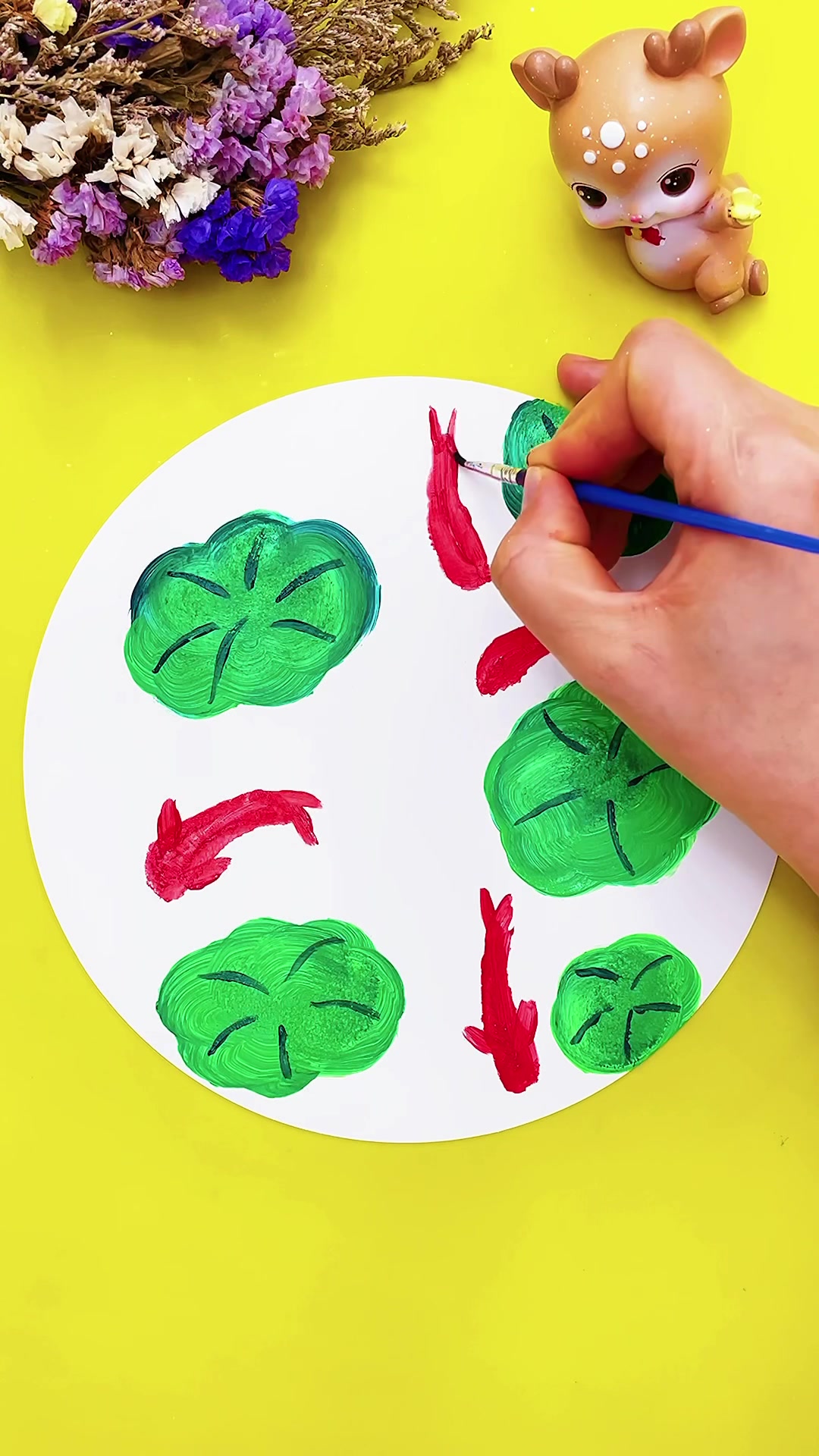 儿童丙烯画:荷花塘红鲤鱼