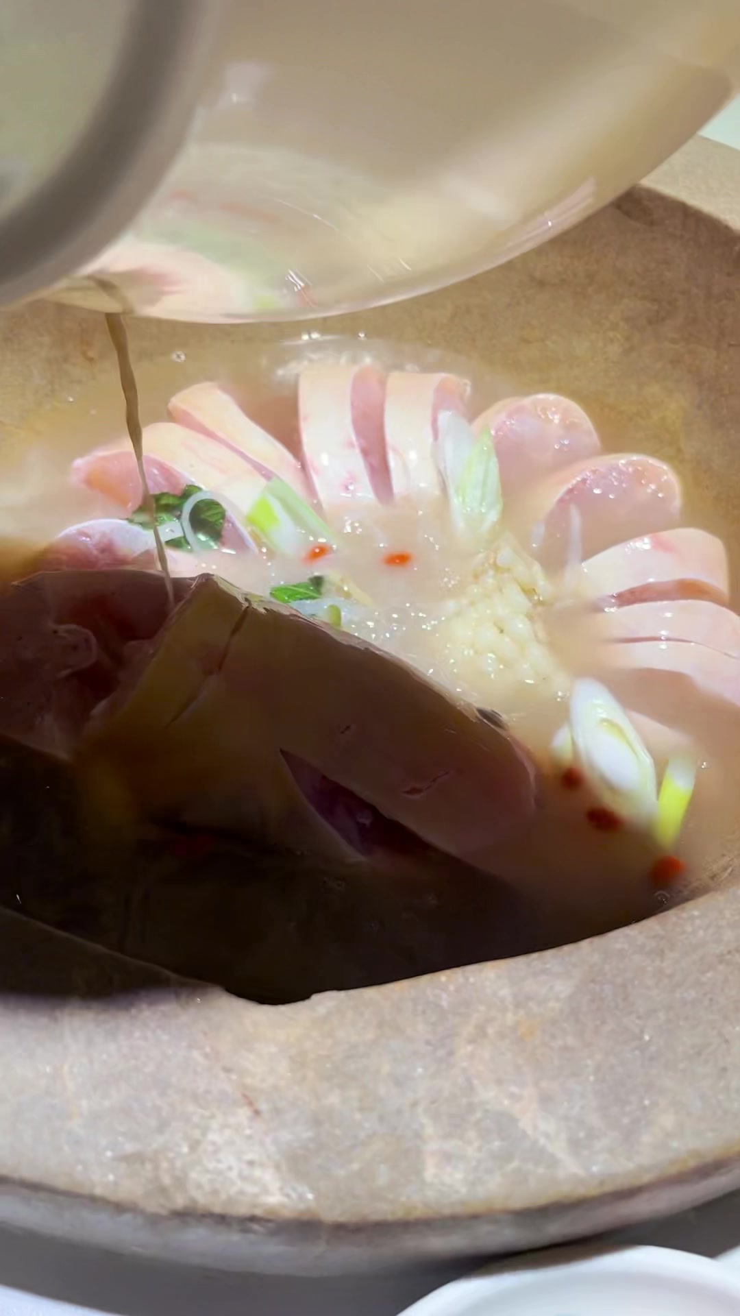 石锅蒸汽红鮰鱼,加入原汤炖8分钟,汤鲜,肉嫩,你可喜欢?