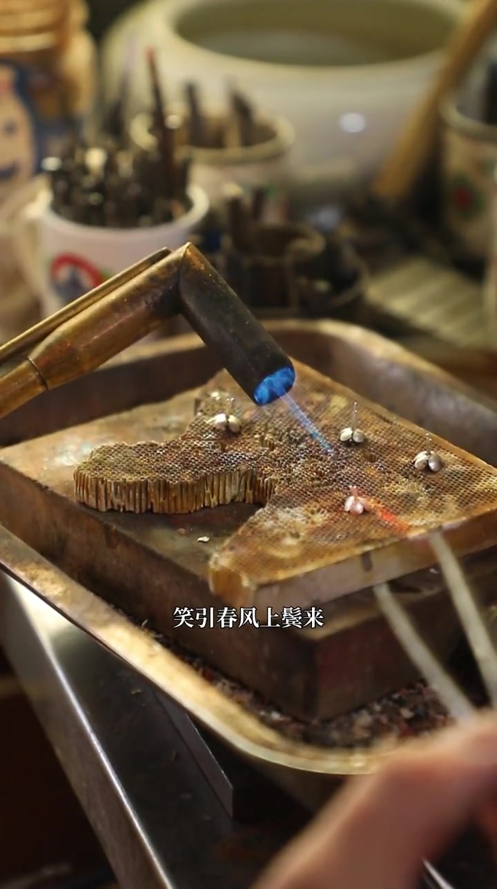 第65集|对雪看花可自由,兴来宁复为花羞。临风一笑乌纱侧,却胜黄花插满头。发簪 梅花 国风