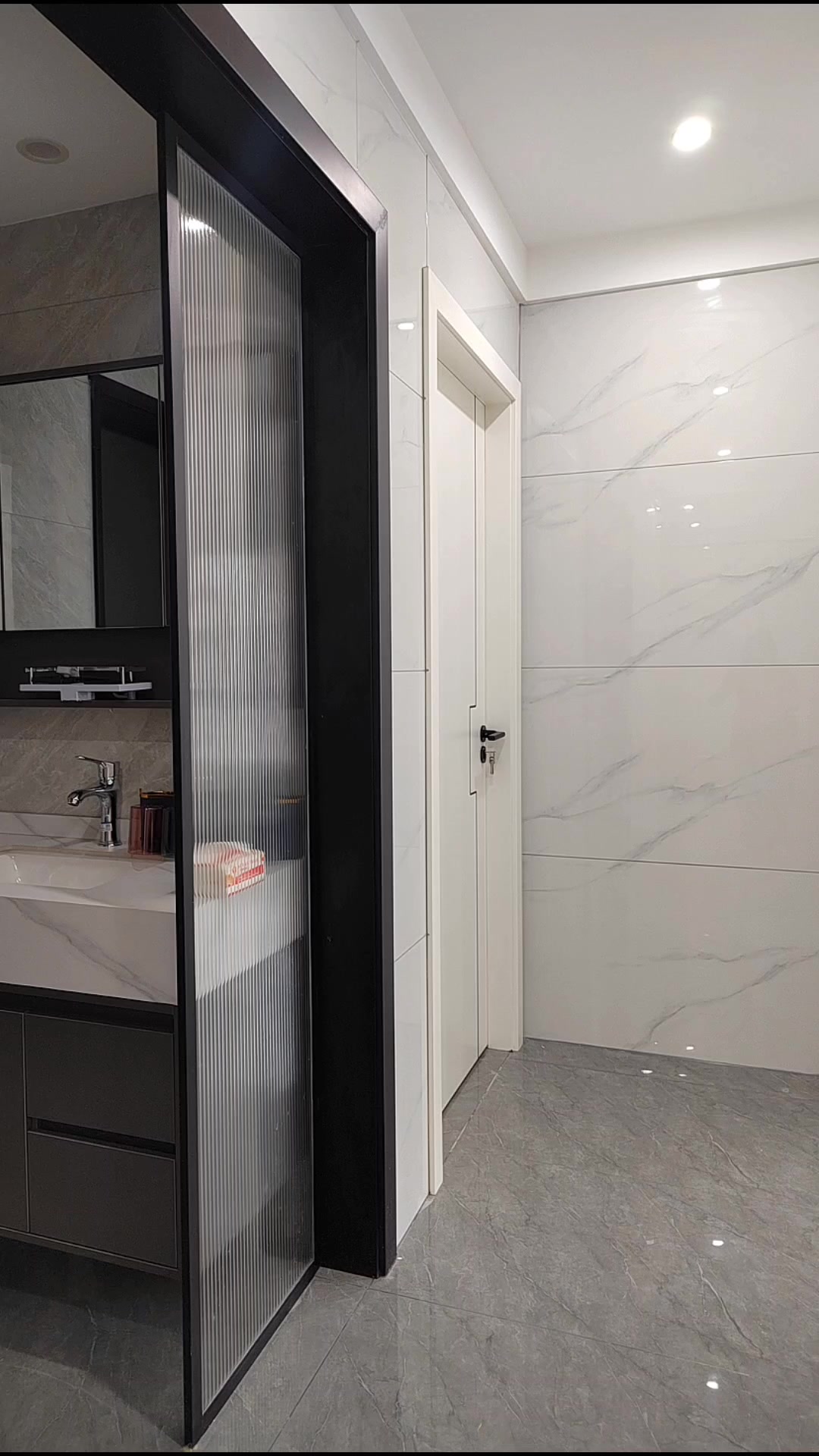 不想房间感觉冷冰冰,那就做奶茶柜子吧,搭配白色木门,暖暖的