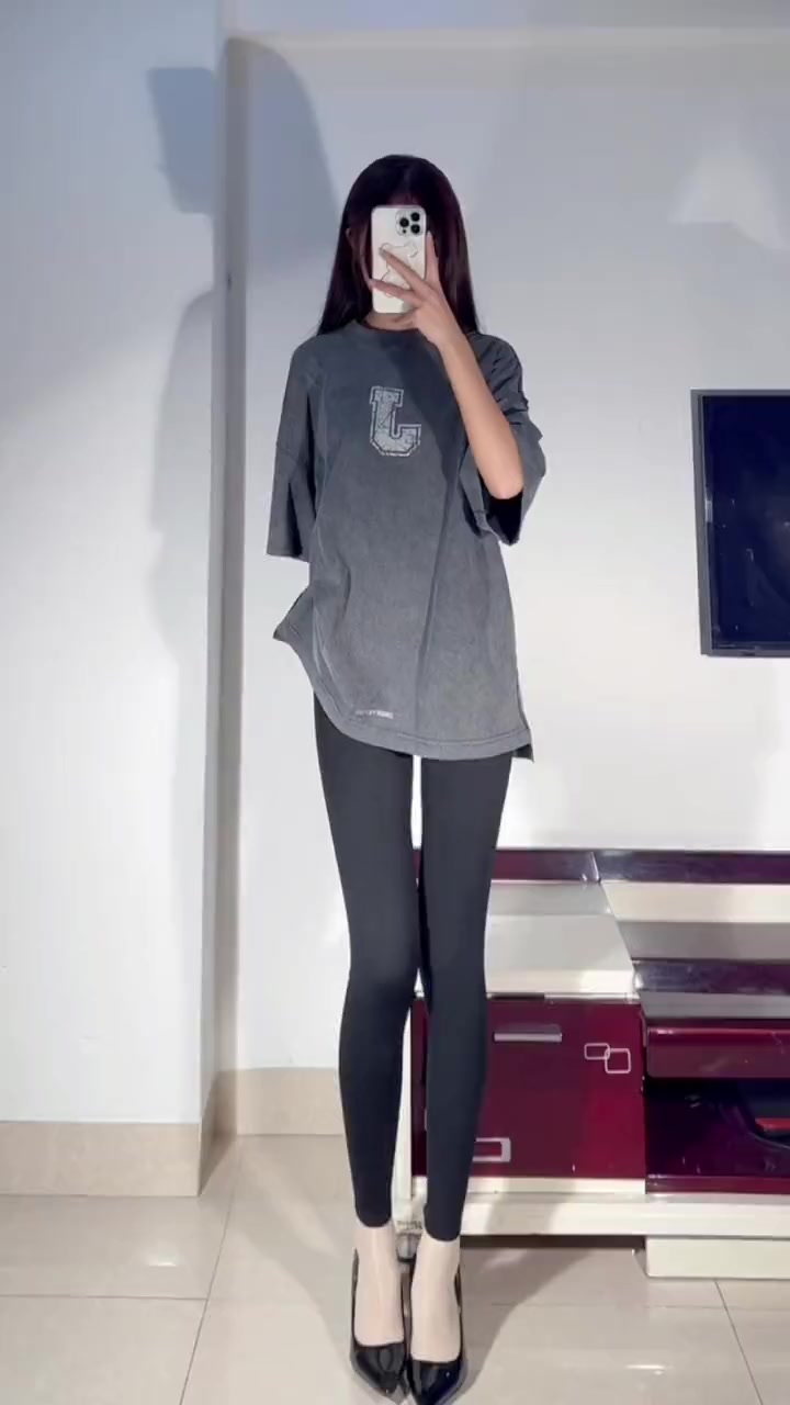 漂亮的宽松T桖衫搭配黑色鲨鱼裤穿搭