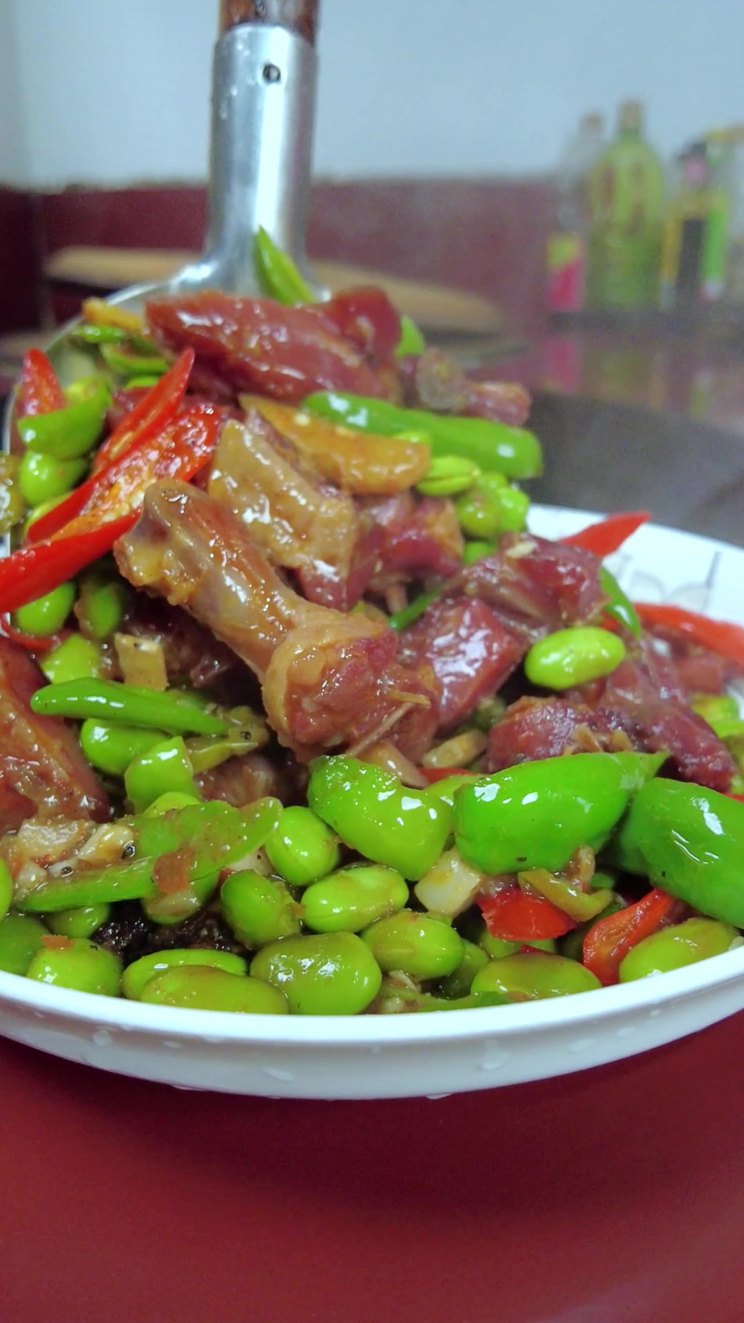 咸鸭烧毛豆是我们皖南地区老乡们的最爱,记忆的家乡味道