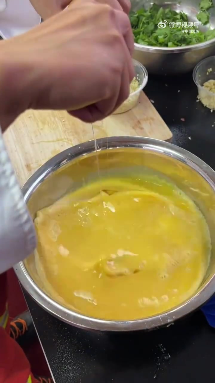 「一顿丰盛晚餐的美食诱惑」厨艺了得的蓝朋友欢乐做饭,满盆的清香蛋液备锅、热滚滚的沸水焯去鸡