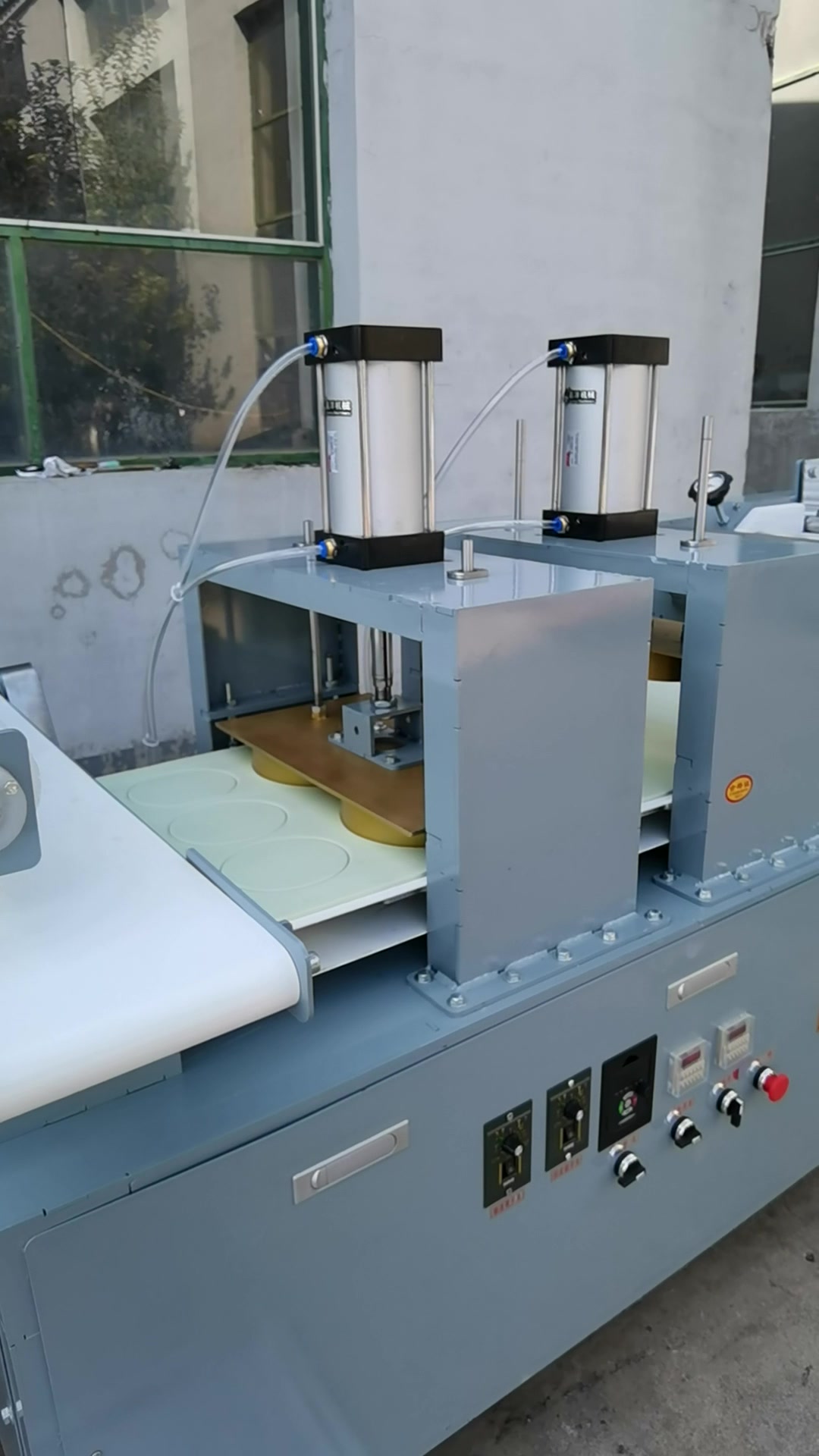 双机头饼坯成型机,白吉馍和披萨饼,无需换磨具