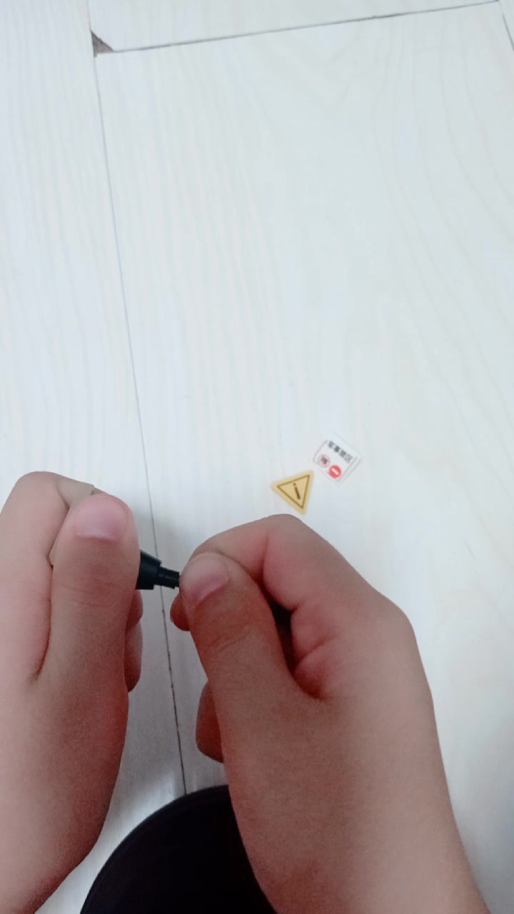 今天教大家用六块乐高搭建一个军事警示牌