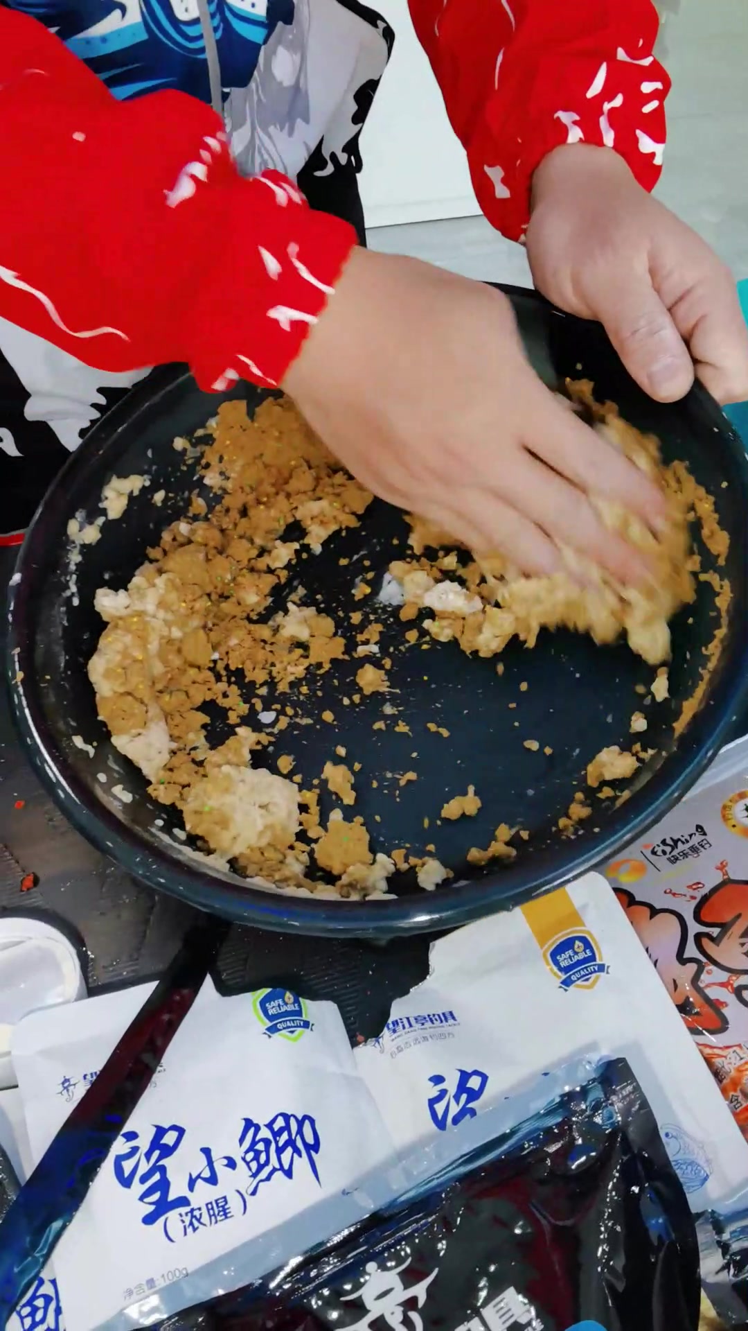 冬天黑坑鲫鱼饵料如何搭配,快来学习下黄色疯钓鲫