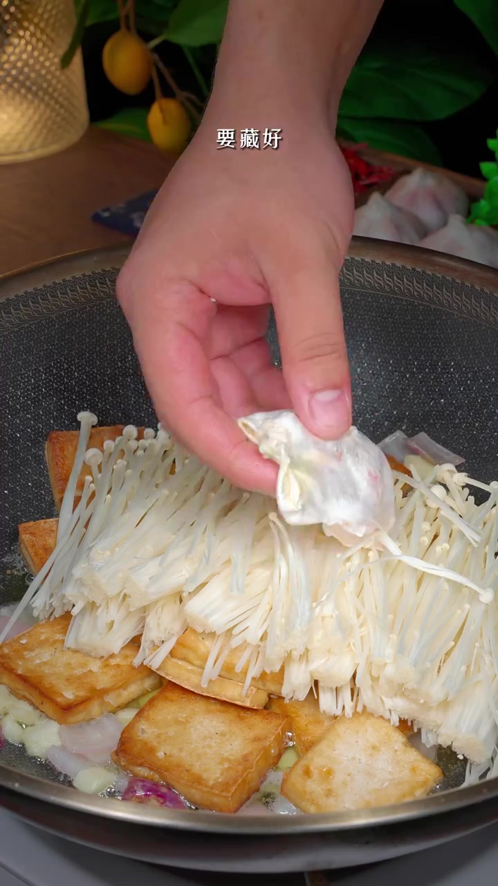 在家就像我这样做剁椒鱼头鱼头鲜嫩。汤汁还可以拌饭拌面都很好吃