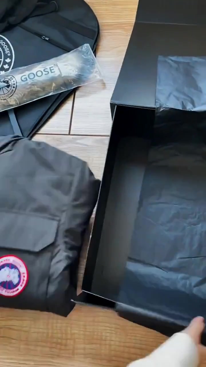 想不到加拿大鹅石墨灰远征羽绒服这么精致百搭,抗寒保暖也是无敌
