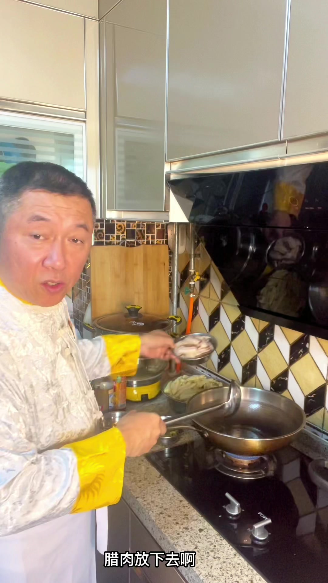 宅家做饭:茄子白菜豆腐皮炒腊肉