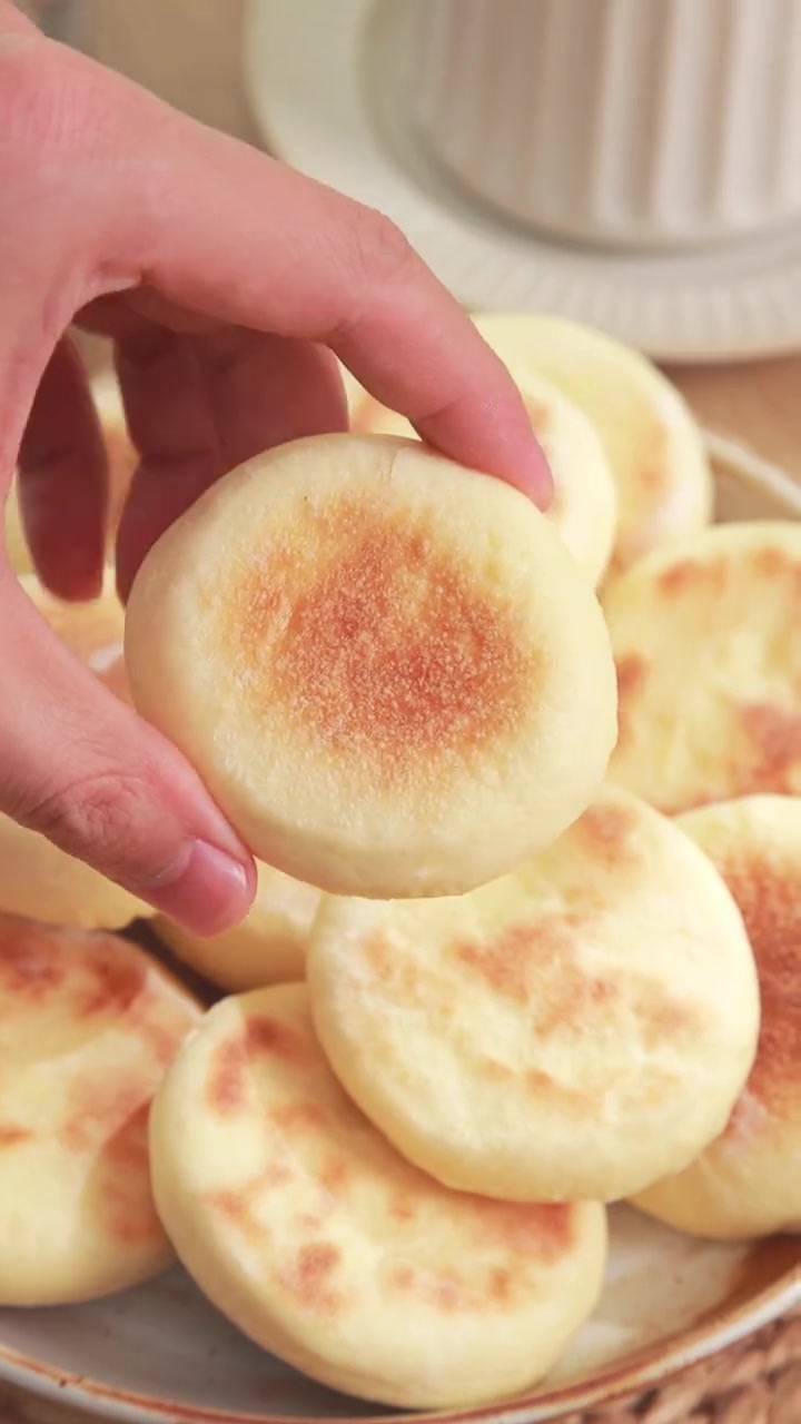 周末用牛奶+鸡蛋做了个朴实的小饼,看着普通,没想到老人孩子都很喜欢 牛奶 早餐 鸡蛋 拾味