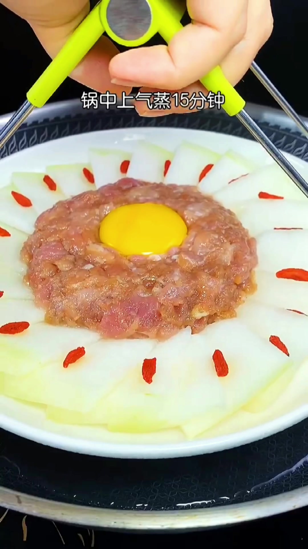 冬瓜蒸肉末,有肉香,有冬瓜的清香,还挺好吃的