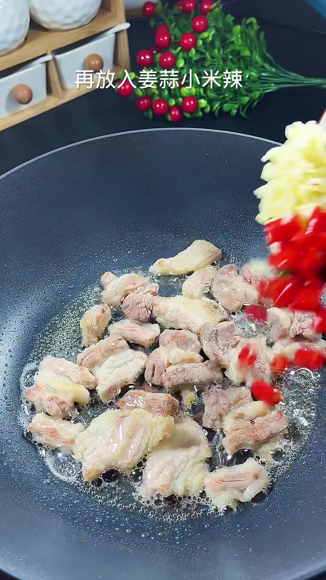 蒜苗菌菇炒肉好吃又营养