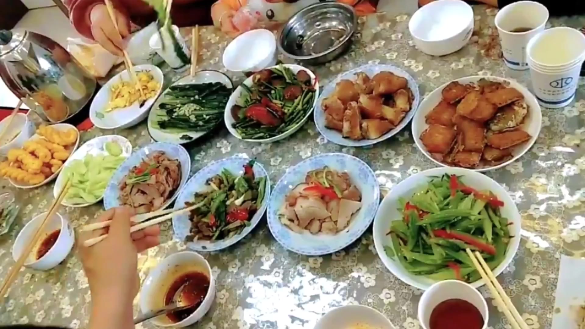 #今天吃了啥# 做饭我是认真的,难吃我是天生的,好坏全靠运⽓,咸淡全靠⼿⽓,一家人两种口味