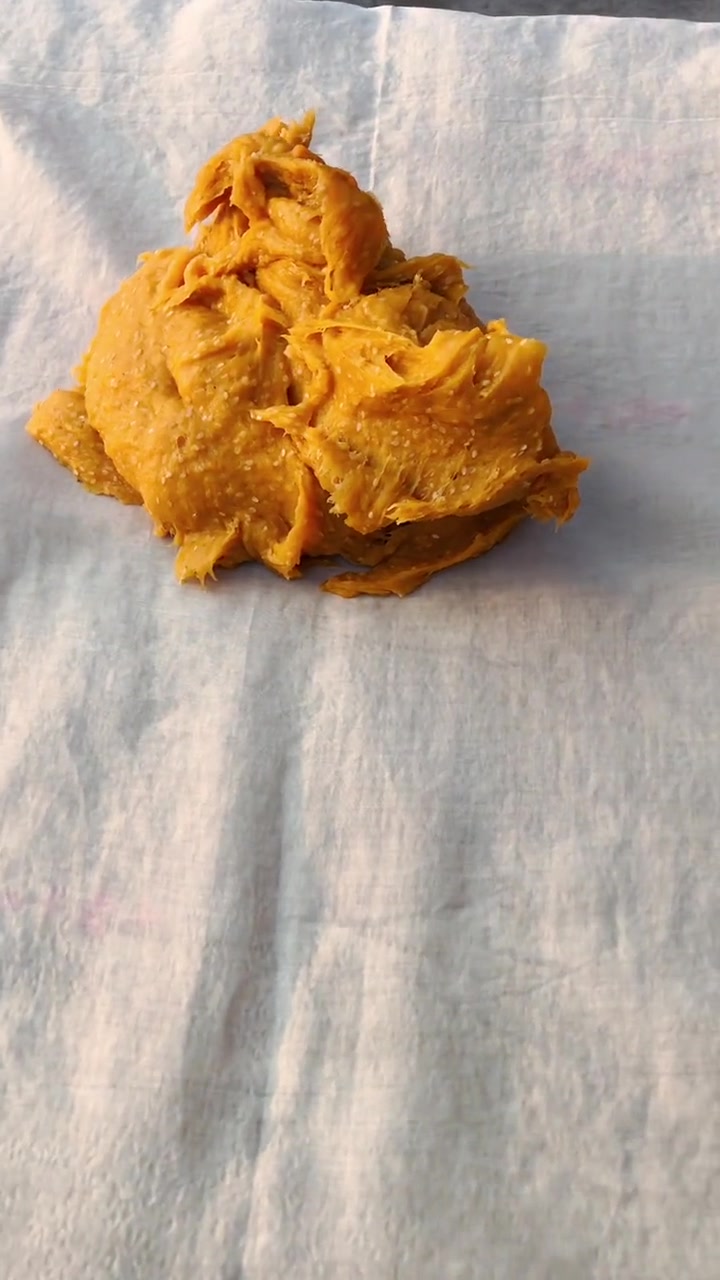 把红薯打成酱,加红薯、芝麻、山里捡的酸枣子,刮成酸枣红薯片四四方方的形状,不光好看而且还很
