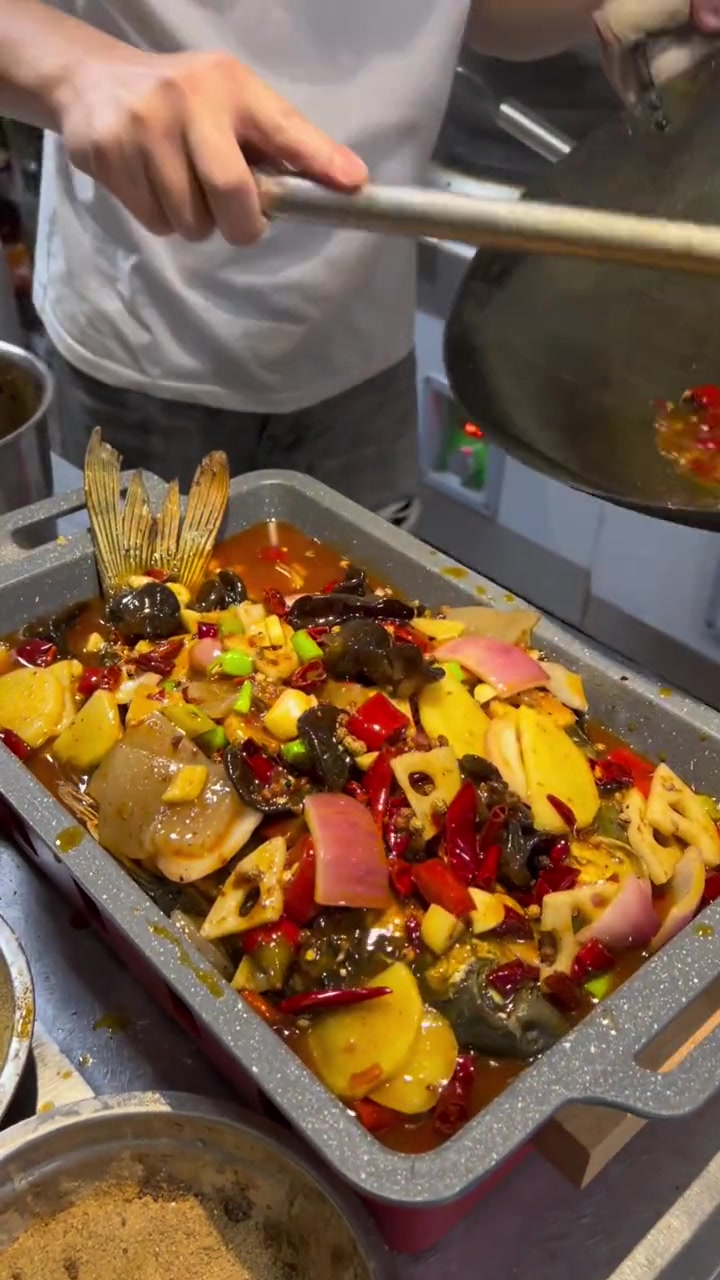 烧烤店烤鱼如何制作?今天找美女老板娘去学习一下