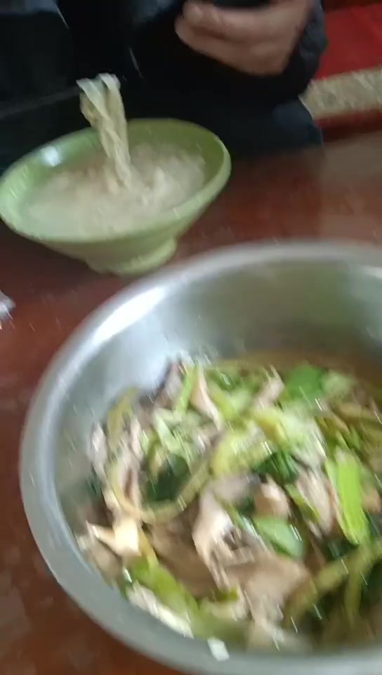 中午做的面片,炒的蘑菇和白菜