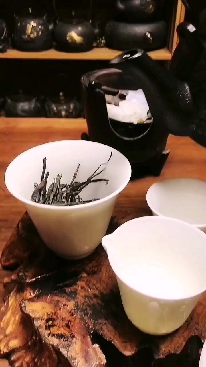 酒精炉铁壶煮水,山泉水一样的口感为品茗提供优质用水