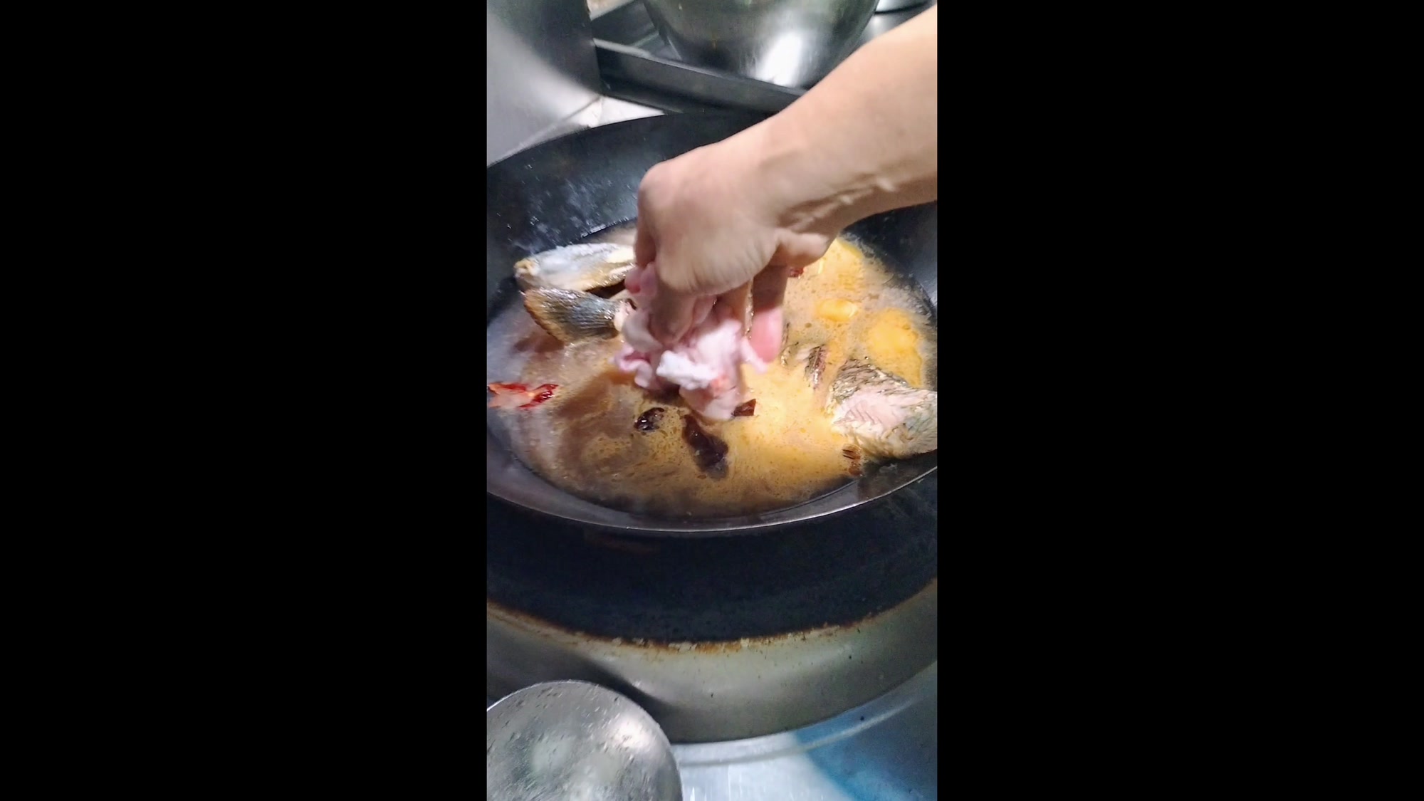 镜泊湖里的鱼味道鲜美,今晚上做的就是镜泊湖鲤鱼,最简单的做法
