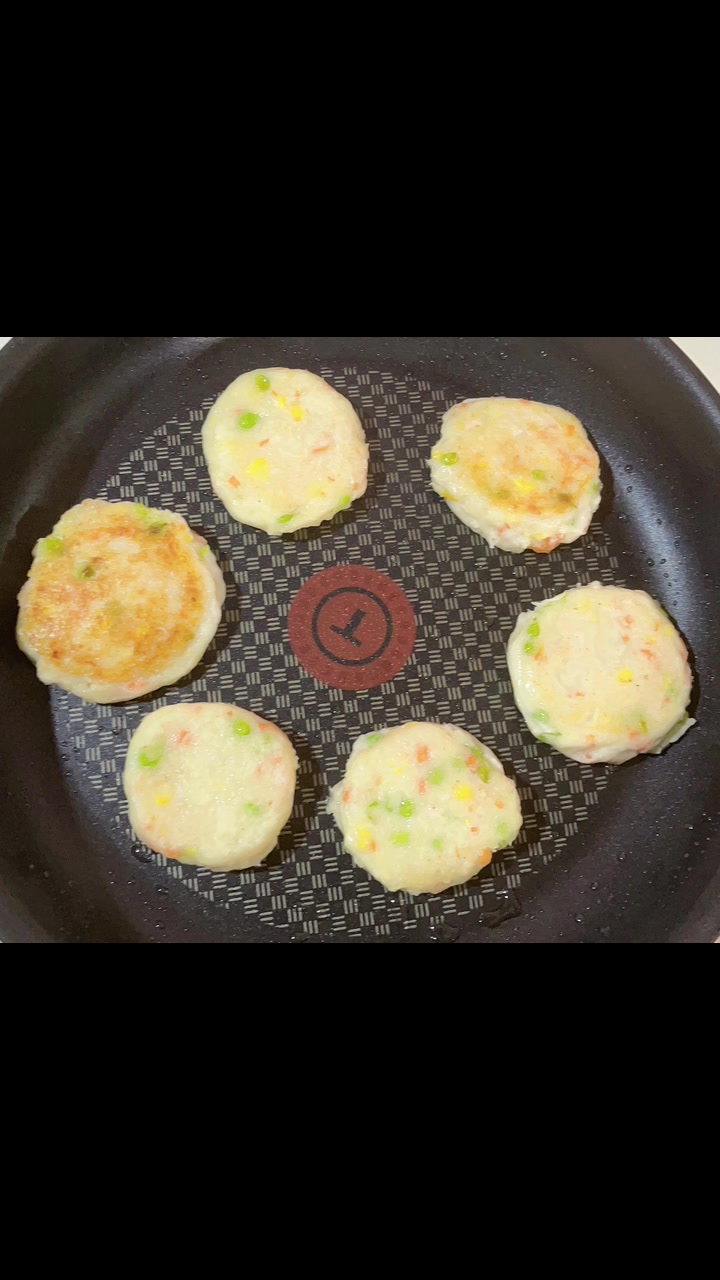 鲜虾脆肉瓜饼,淮山粟米饼配生鱼煲苹果。