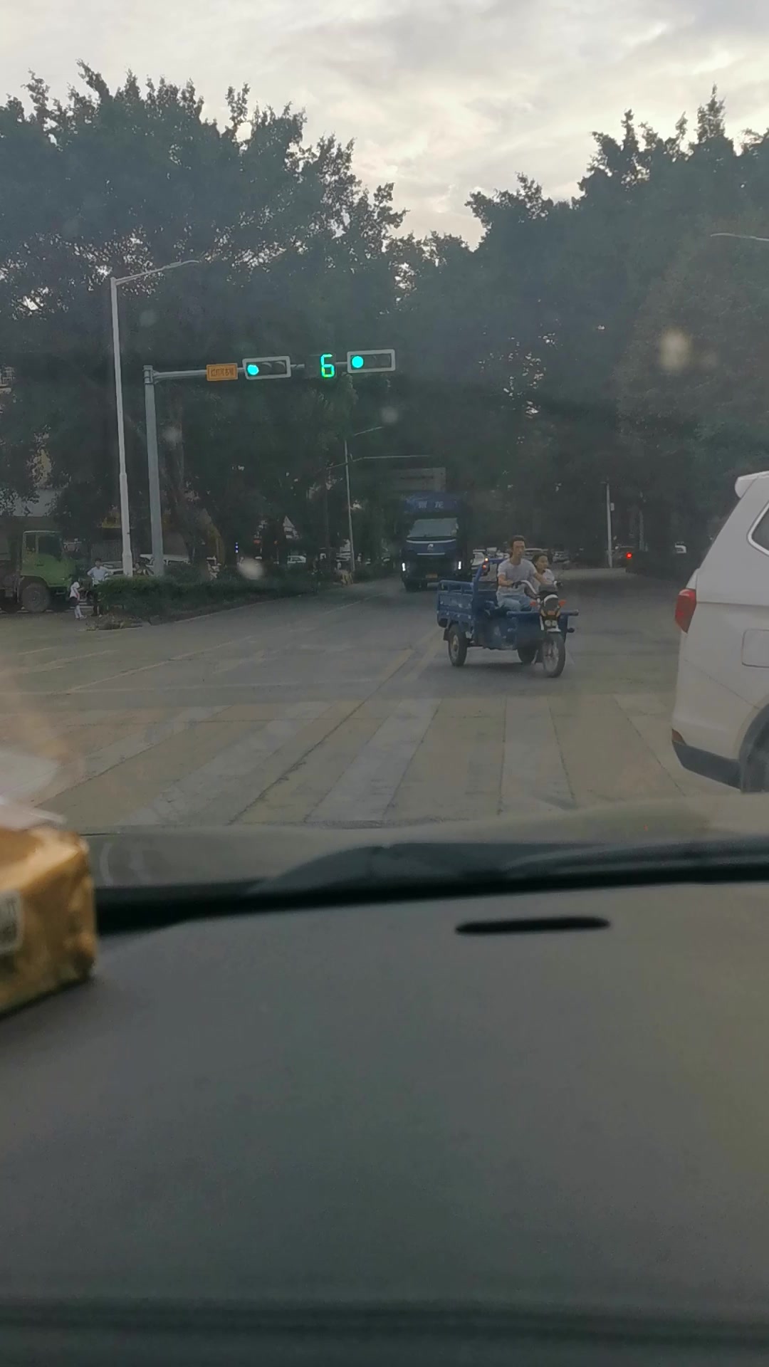 东莞市清溪镇铂金酒店旁边的红绿灯,绿灯时双方向都允许左转