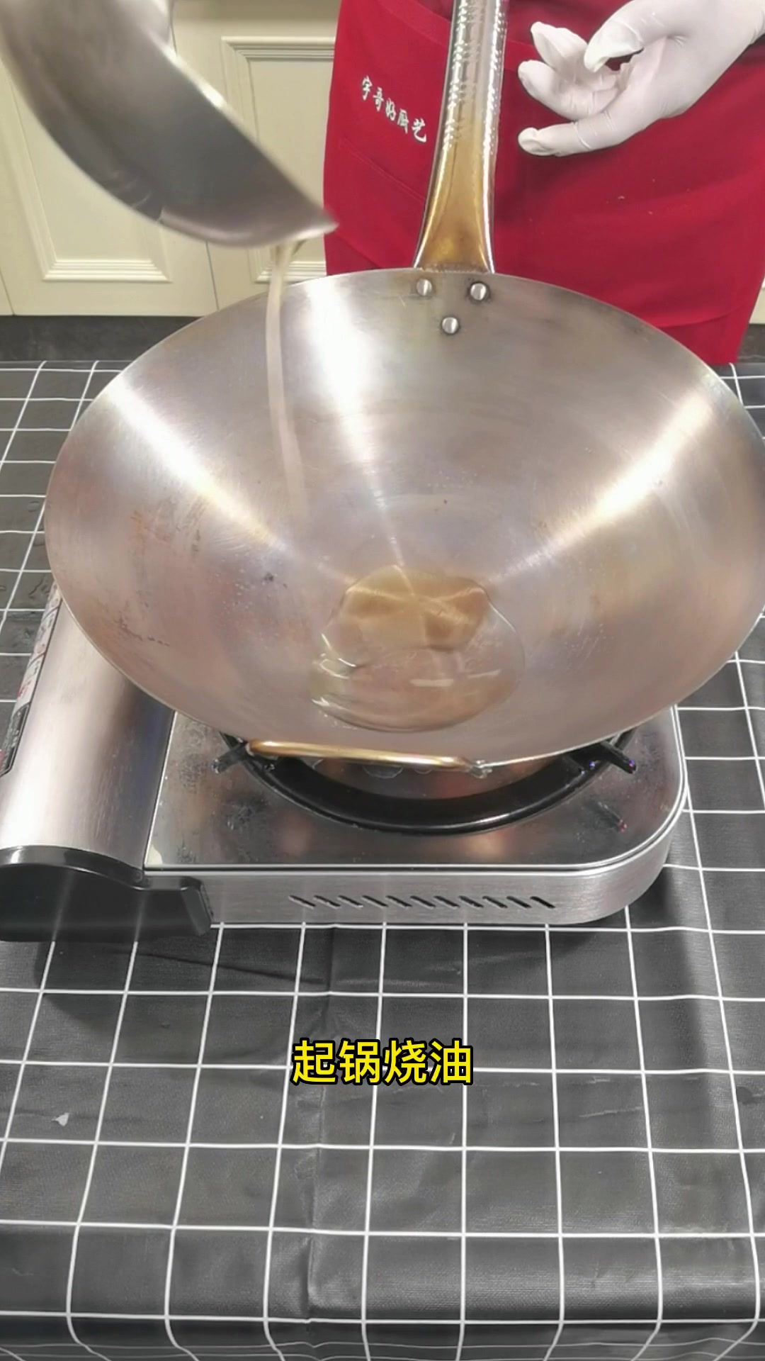 我敢保证鲈鱼新做法你肯定没做过,不信的话你看看视频吧!