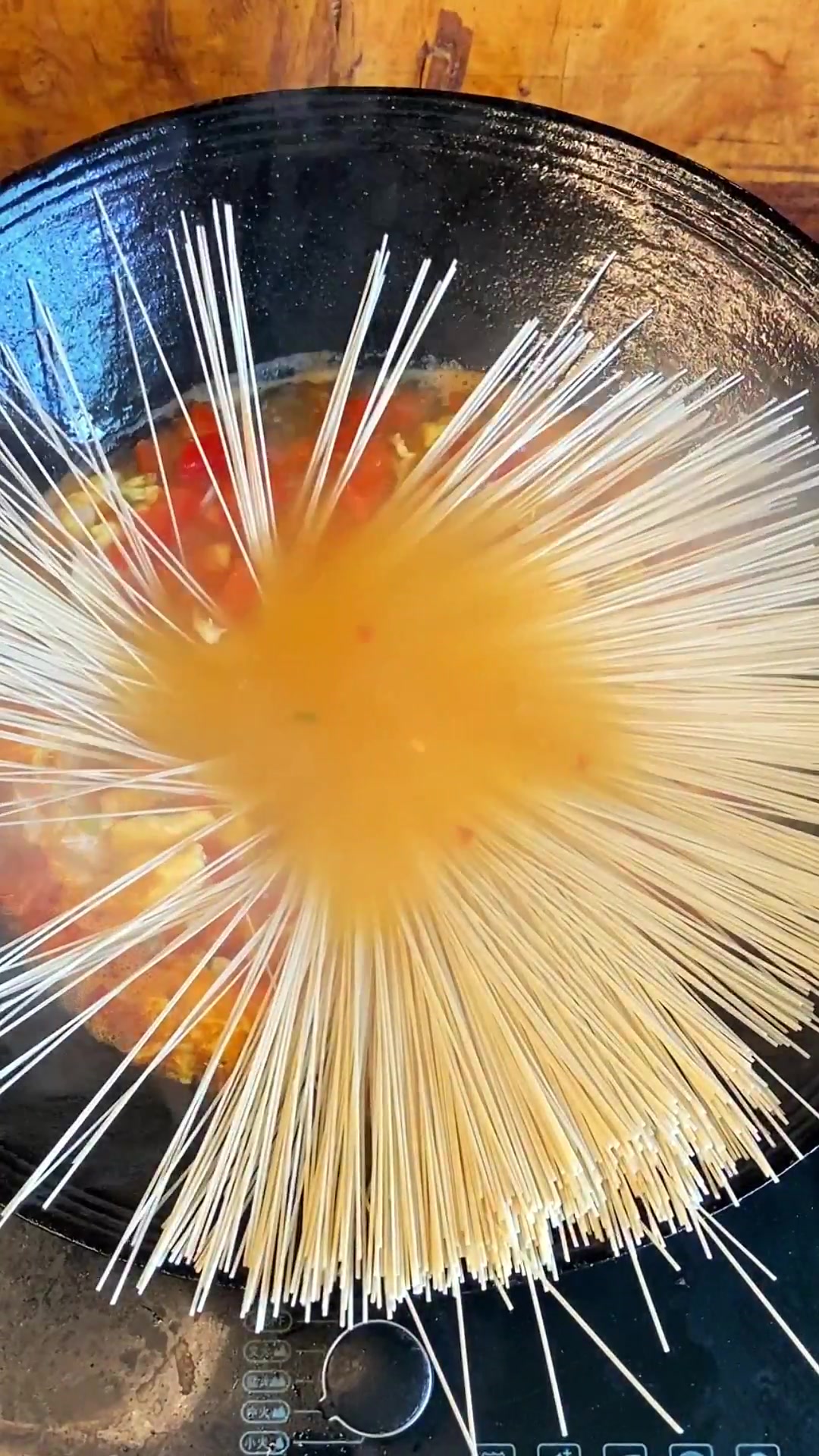 美味的西红柿鸡蛋面
