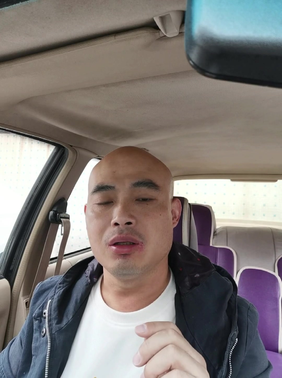 鸡群中鸡眼睛睁不开