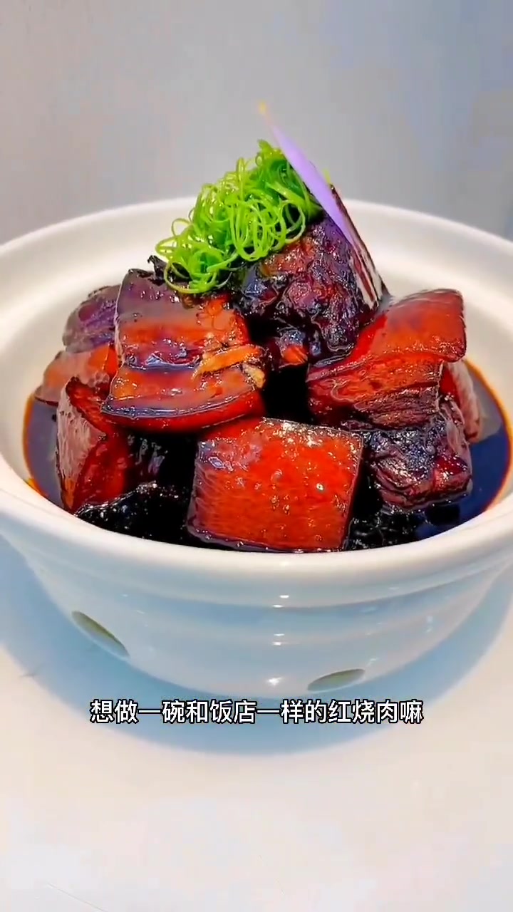 一勺胡玉美六月原酱浇灌在食材之中,独特的香味直达味蕾。这是酱的味道。风的味道,露水的味道,