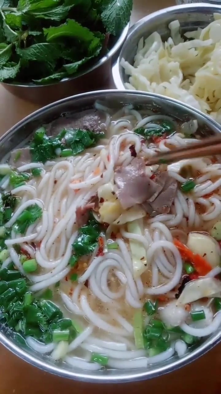 到攀枝花盐边县一定要吃大碗黑山羊羊肉米线!
