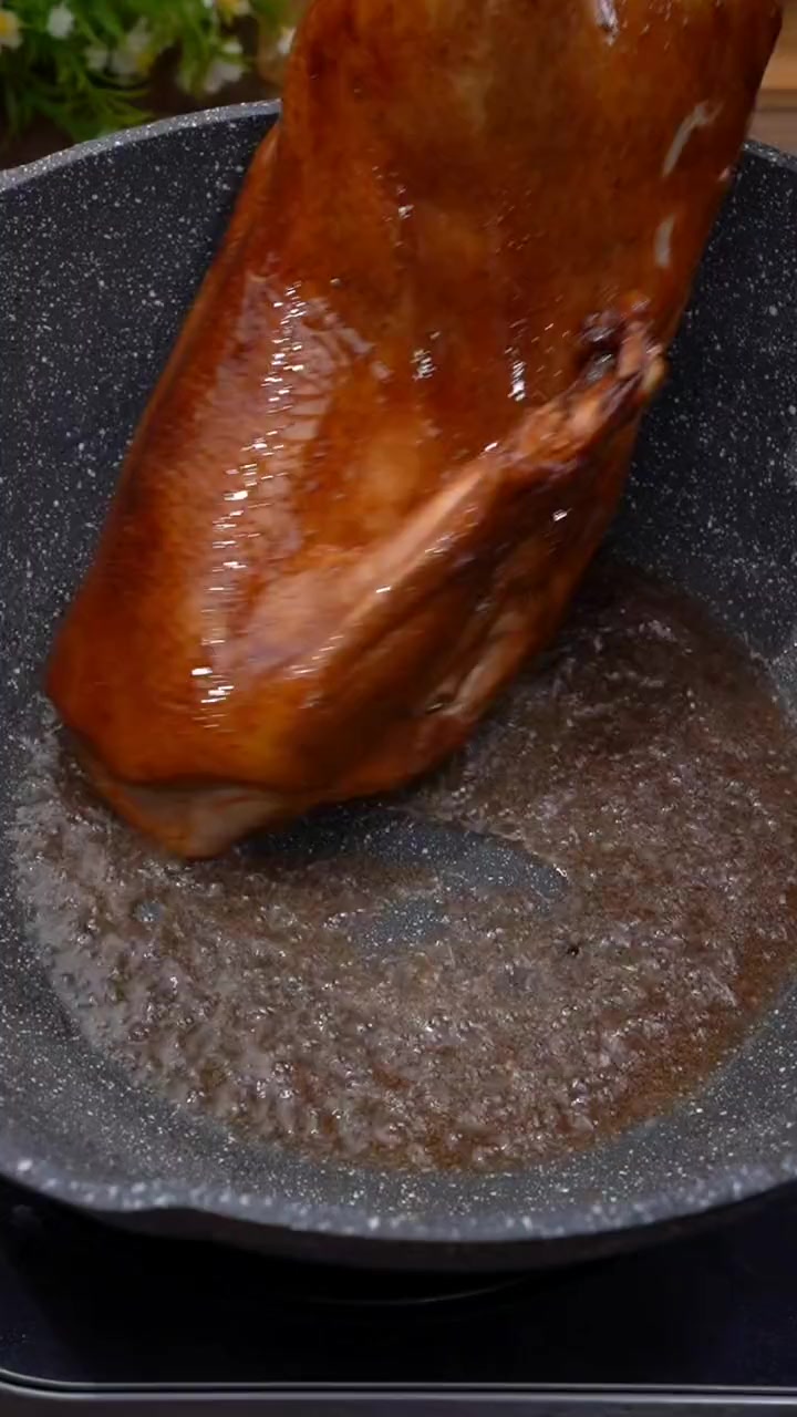广东名菜碌鹅做法简单,肉质鲜嫩多汁,吃一次就让人难以忘怀!