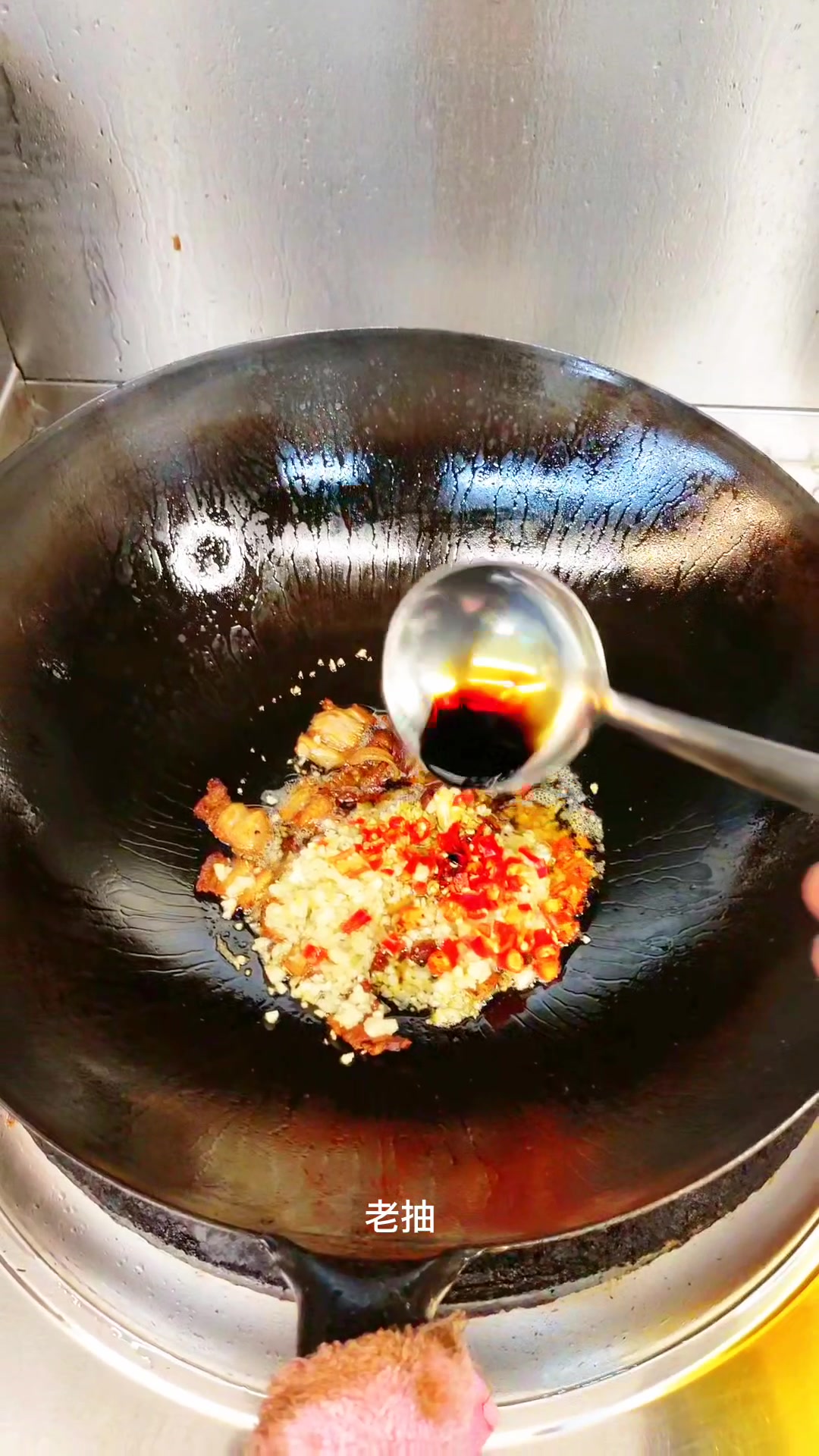 炒木耳为什么噼啦啪啦