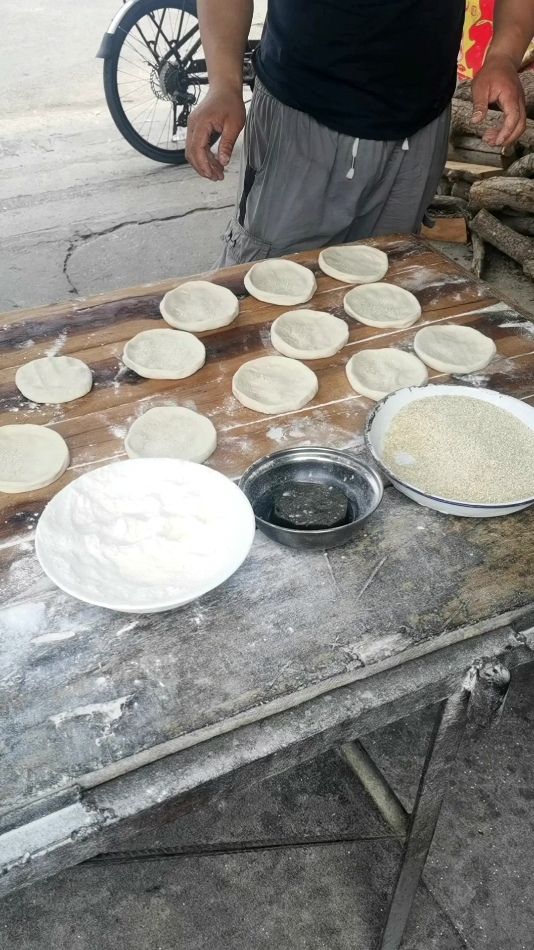 街头美食用炭火烤得吊炉烧饼